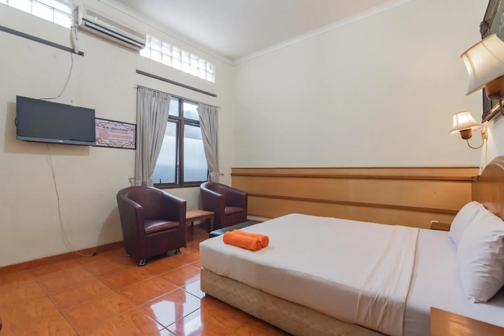 Bedroom, Bed in RedDoorz at Hotel Lodaya Bandung