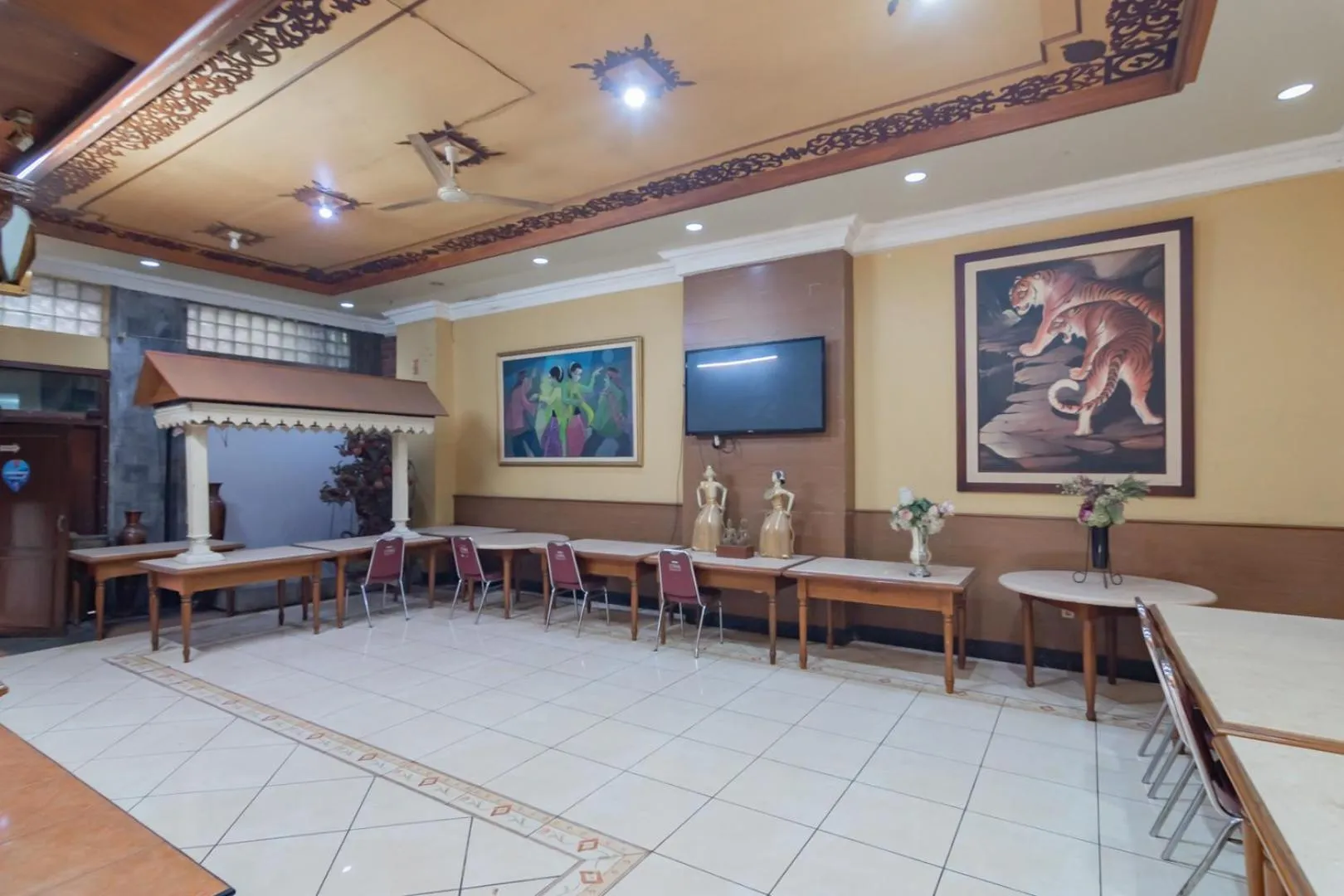 Dining area in RedDoorz at Hotel Lodaya Bandung