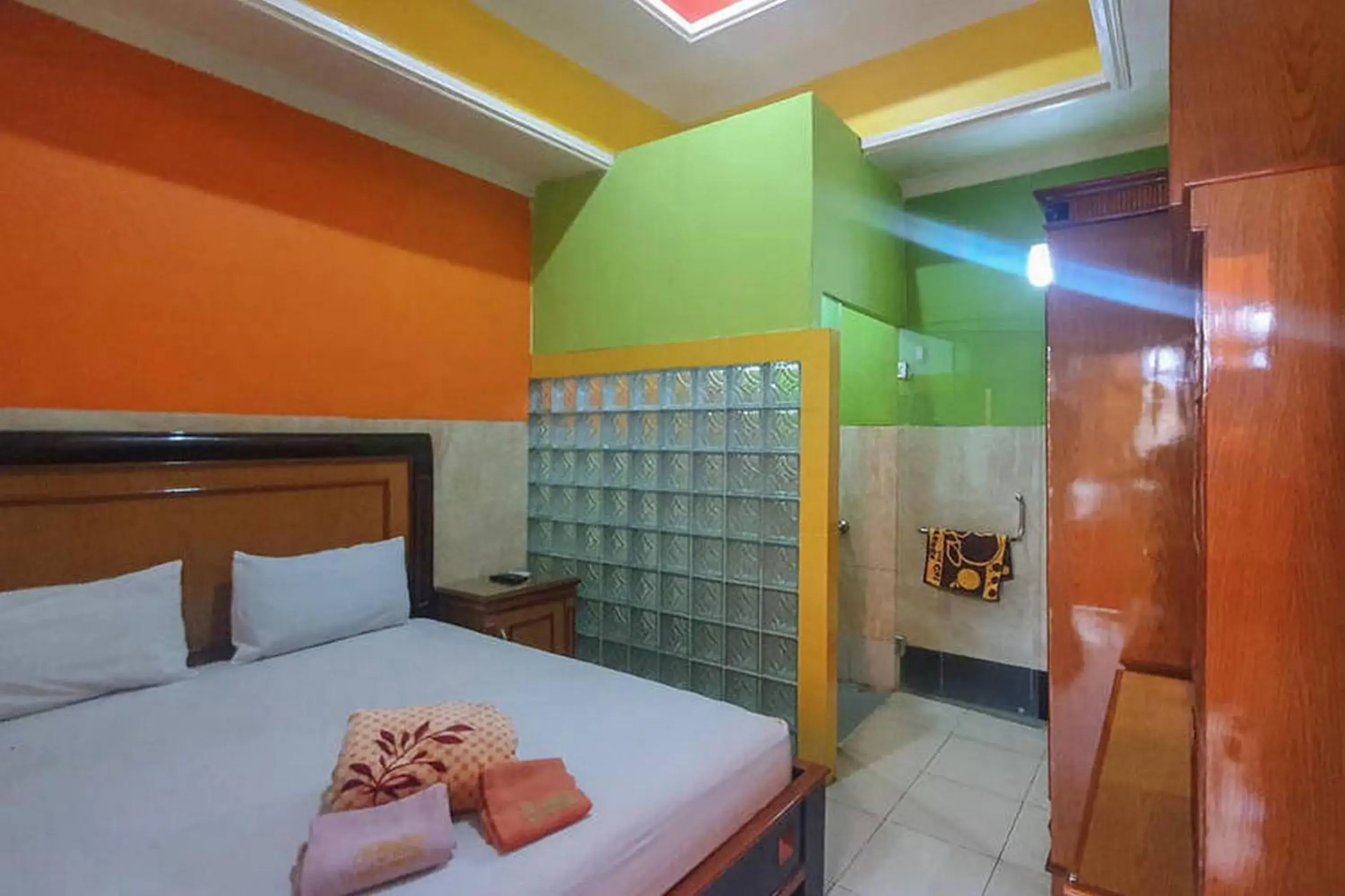 Standard Double Room with Shared Bathroom in Homestay Gayatri Sawojajar near Univ Negeri Malang Kampus 2 Mitra RedDoorz Standard Double Room with Shared Bathroom in Homestay Gayatri Sawojajar near Univ Negeri Malang Kampus 2 Mitra RedDoorz