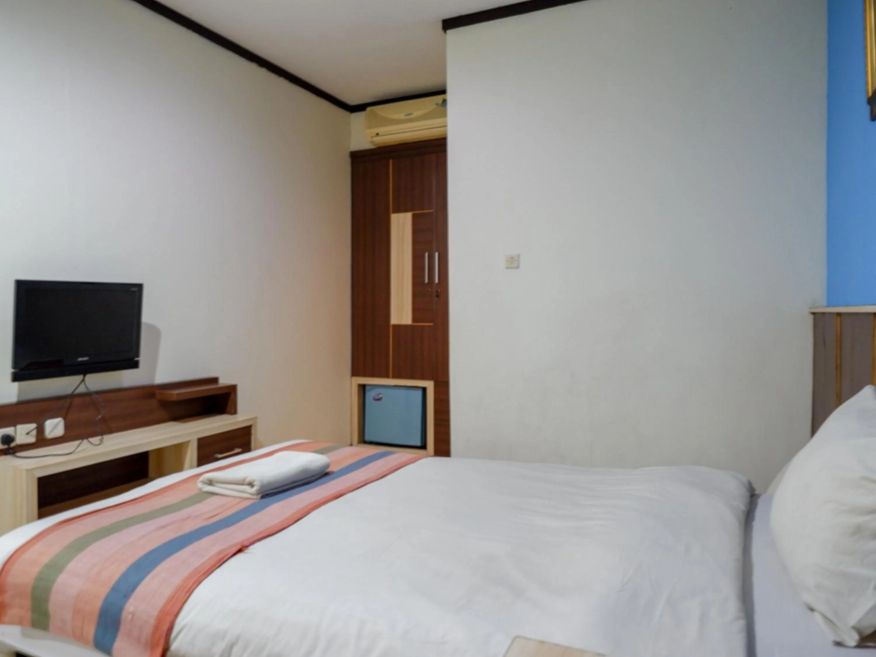 Bed in Pineapple Mansion Solo Mitra RedDoorz near RS JIH Solo