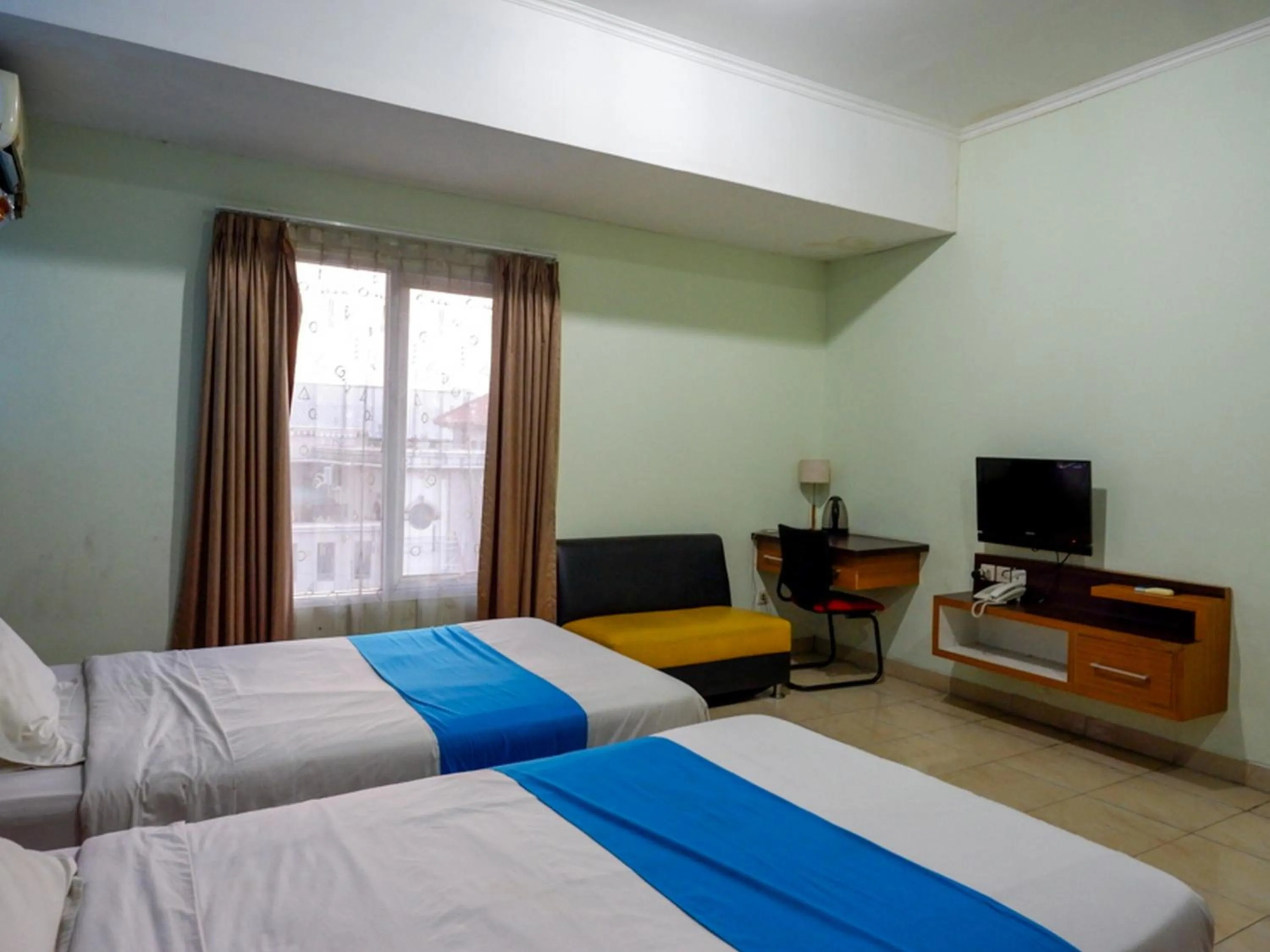 Bed in Pineapple Mansion Solo Mitra RedDoorz near RS JIH Solo