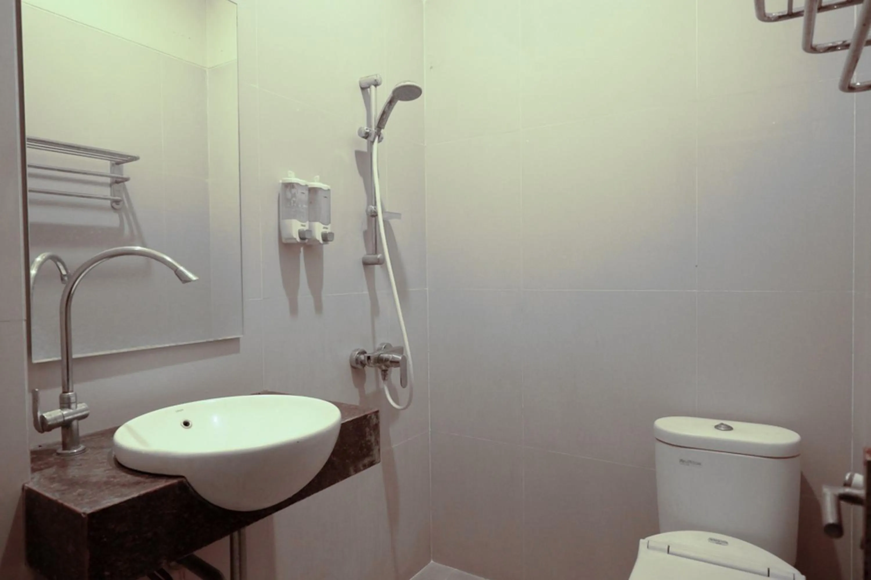 Shower in Pineapple Mansion Solo Mitra RedDoorz near RS JIH Solo