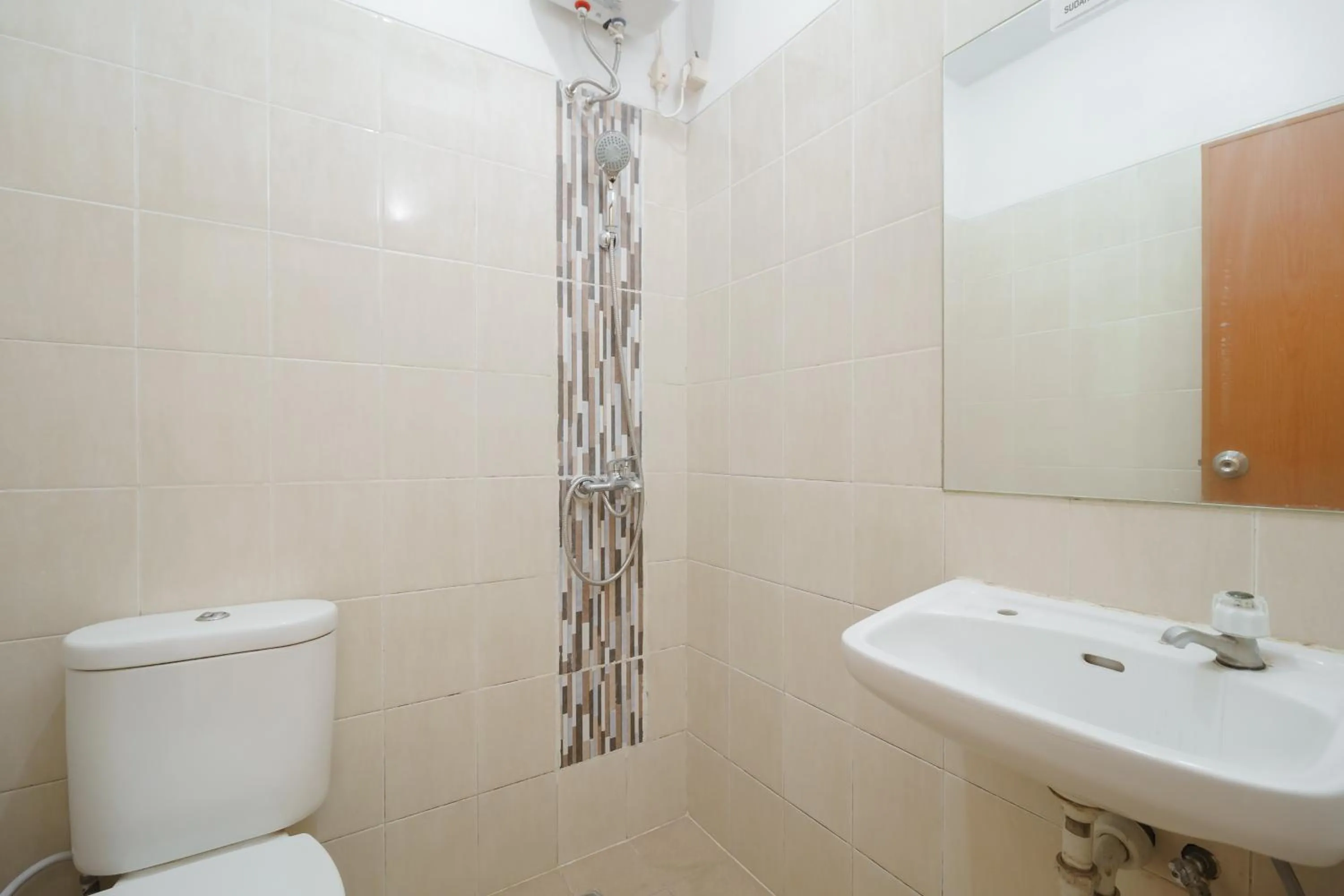 Bathroom in RedDoorz Syariah Plus @ Wisma Bougenville Karawaci