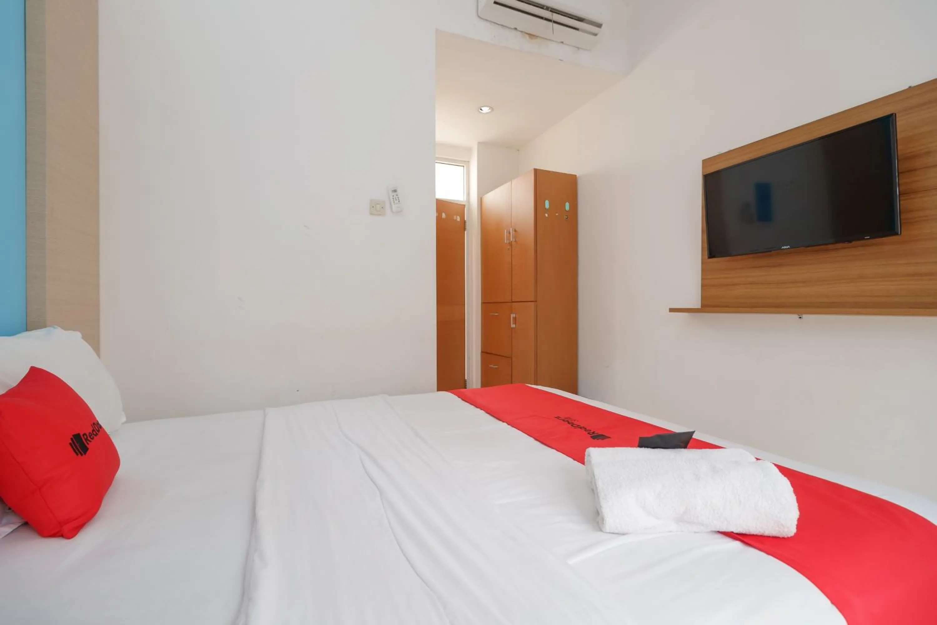 Bed in RedDoorz Syariah Plus @ Wisma Bougenville Karawaci