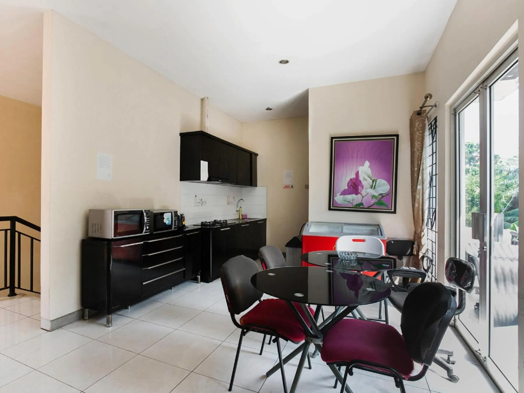 Dining area in RedDoorz Syariah Plus @ Wisma Bougenville Karawaci