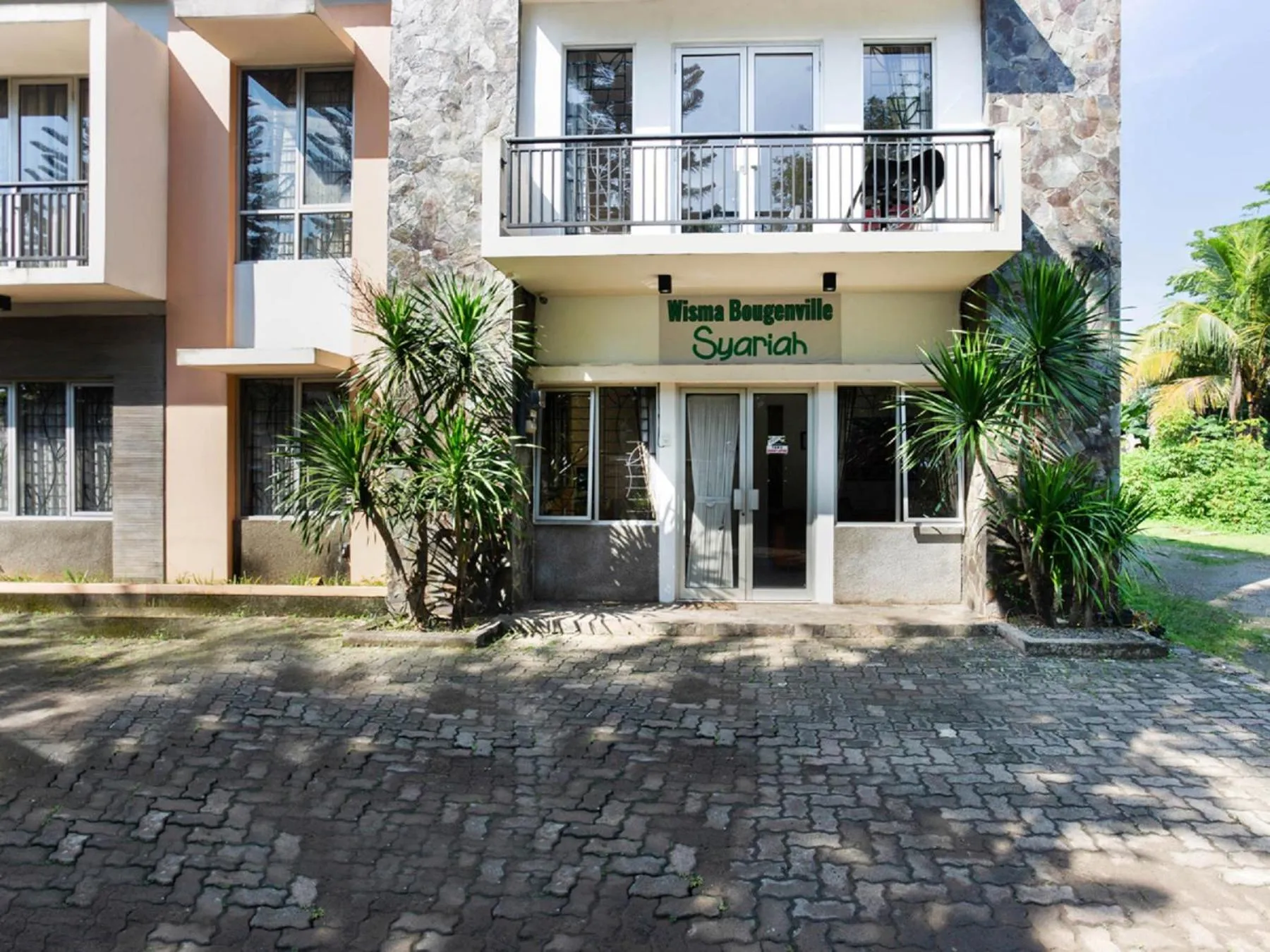 Facade/entrance in RedDoorz Syariah Plus @ Wisma Bougenville Karawaci