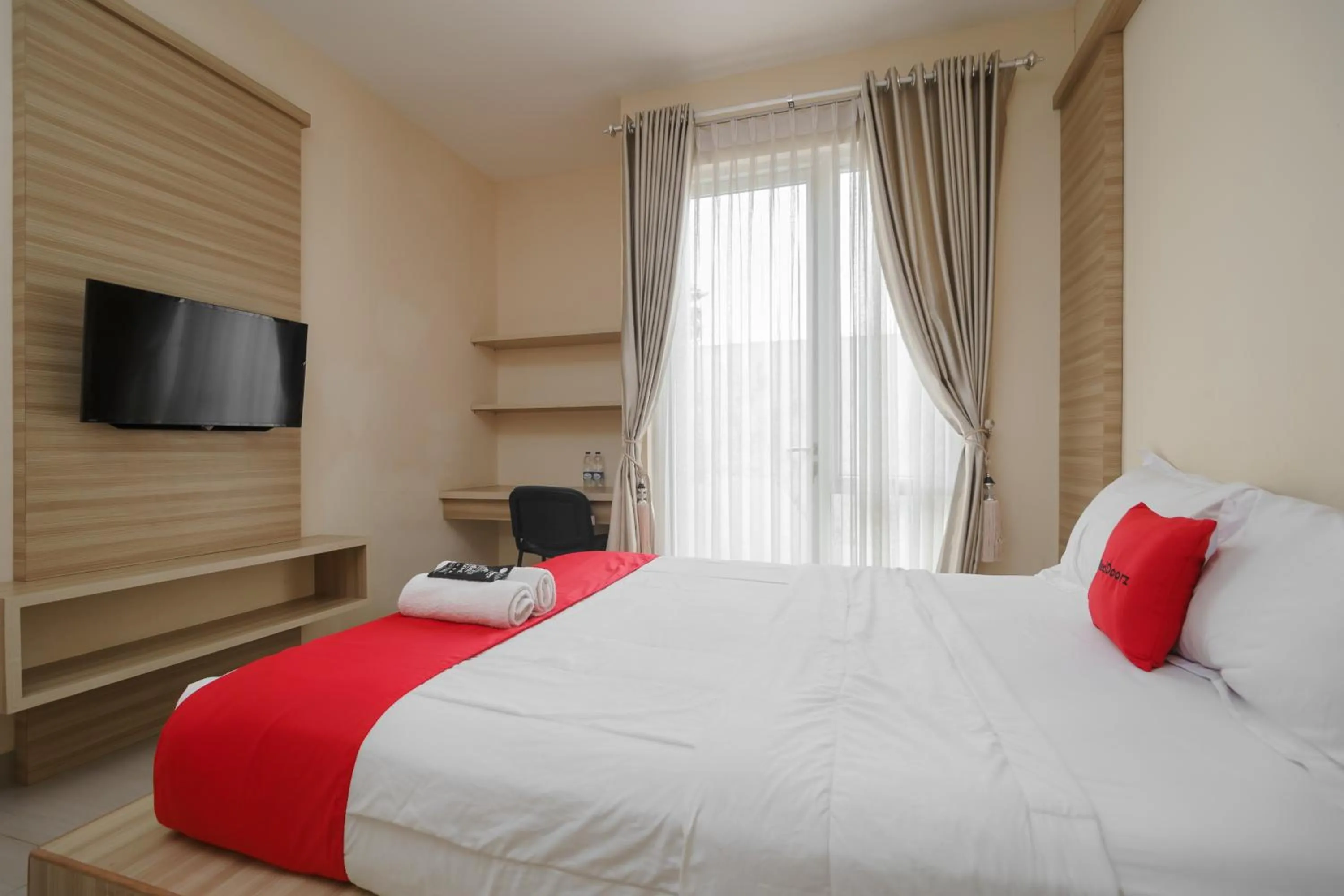 Bed in RedDoorz Syariah Plus @ Wisma Bougenville Karawaci
