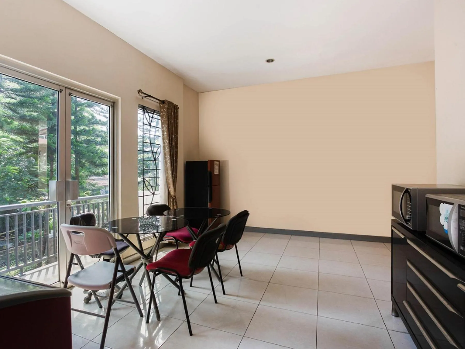 Dining area in RedDoorz Syariah Plus @ Wisma Bougenville Karawaci