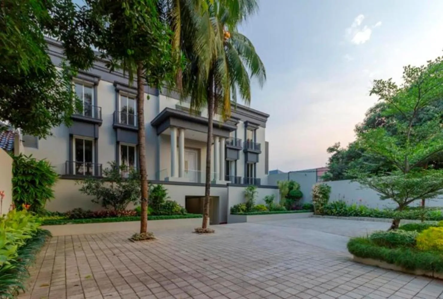 Property building in Home 899 Patal Senayan