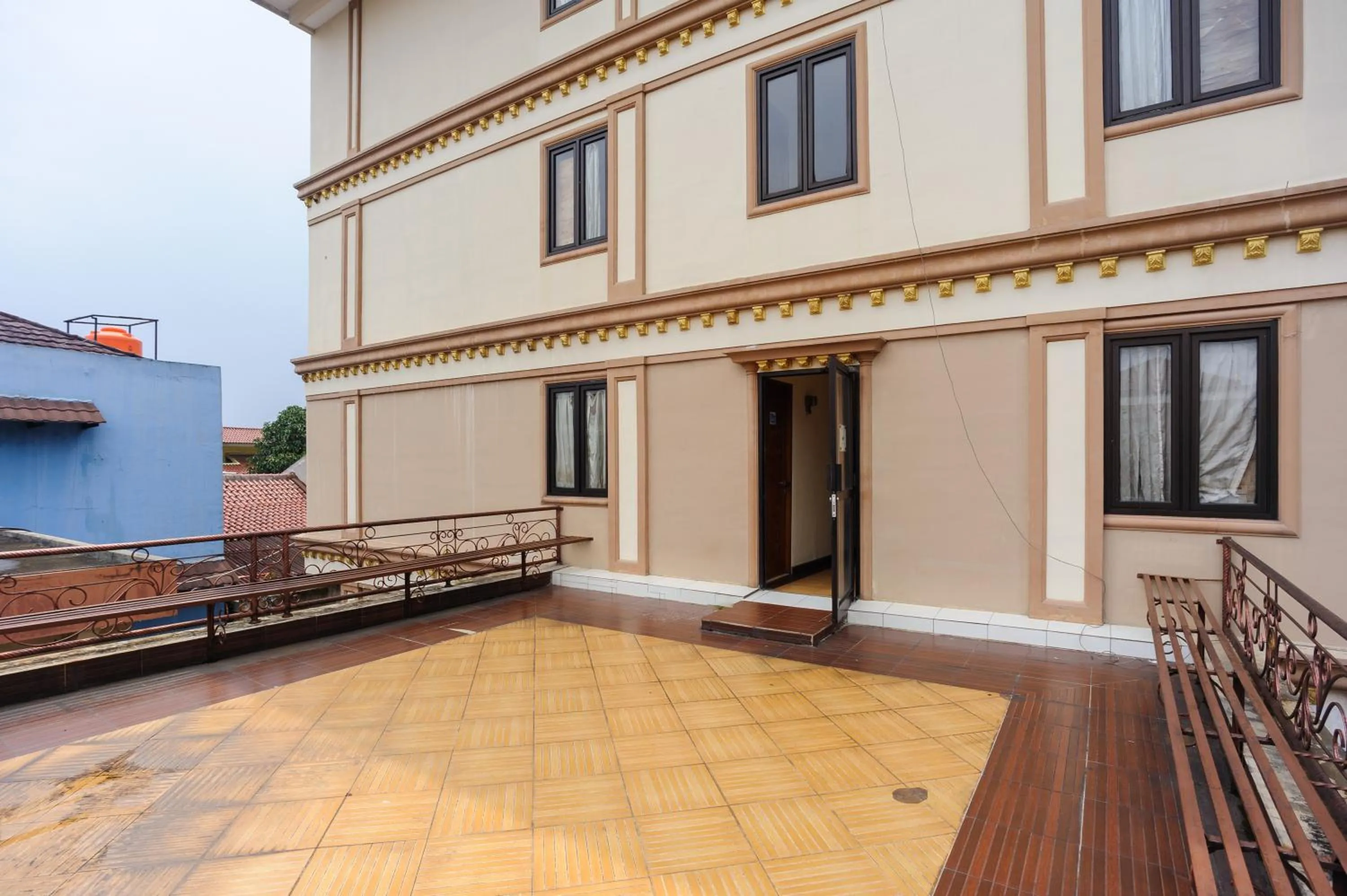 Property building in Super OYO 3747 Comfort Residence