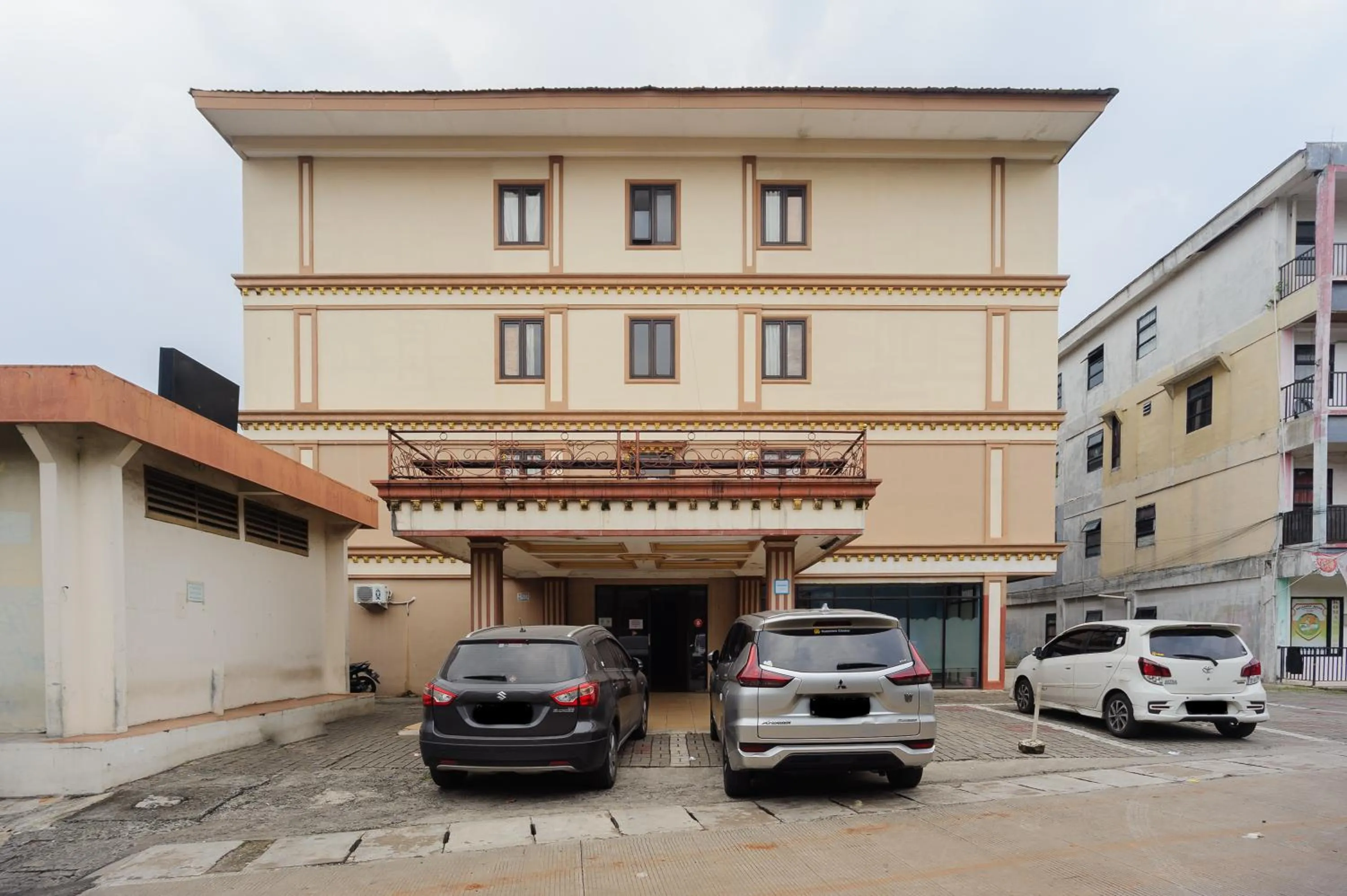Property building in Super OYO 3747 Comfort Residence