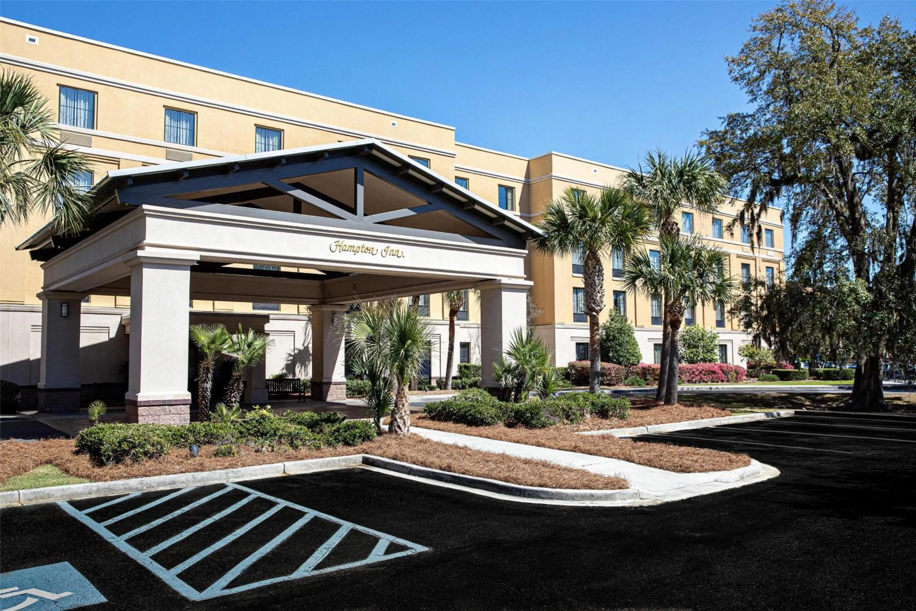 Property building in Hampton Inn Charleston-Daniel Island