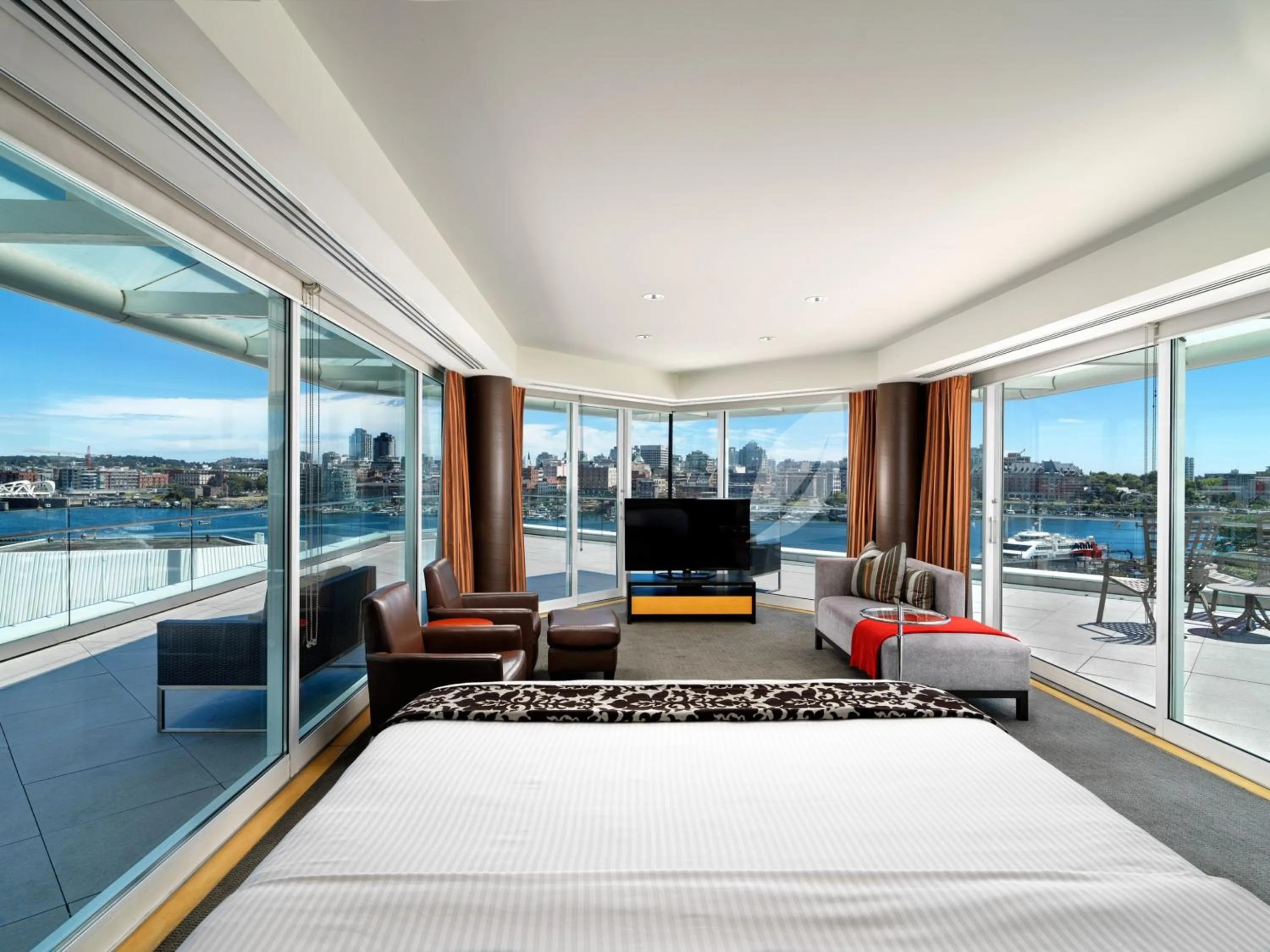 Bed in Inn at Laurel Point