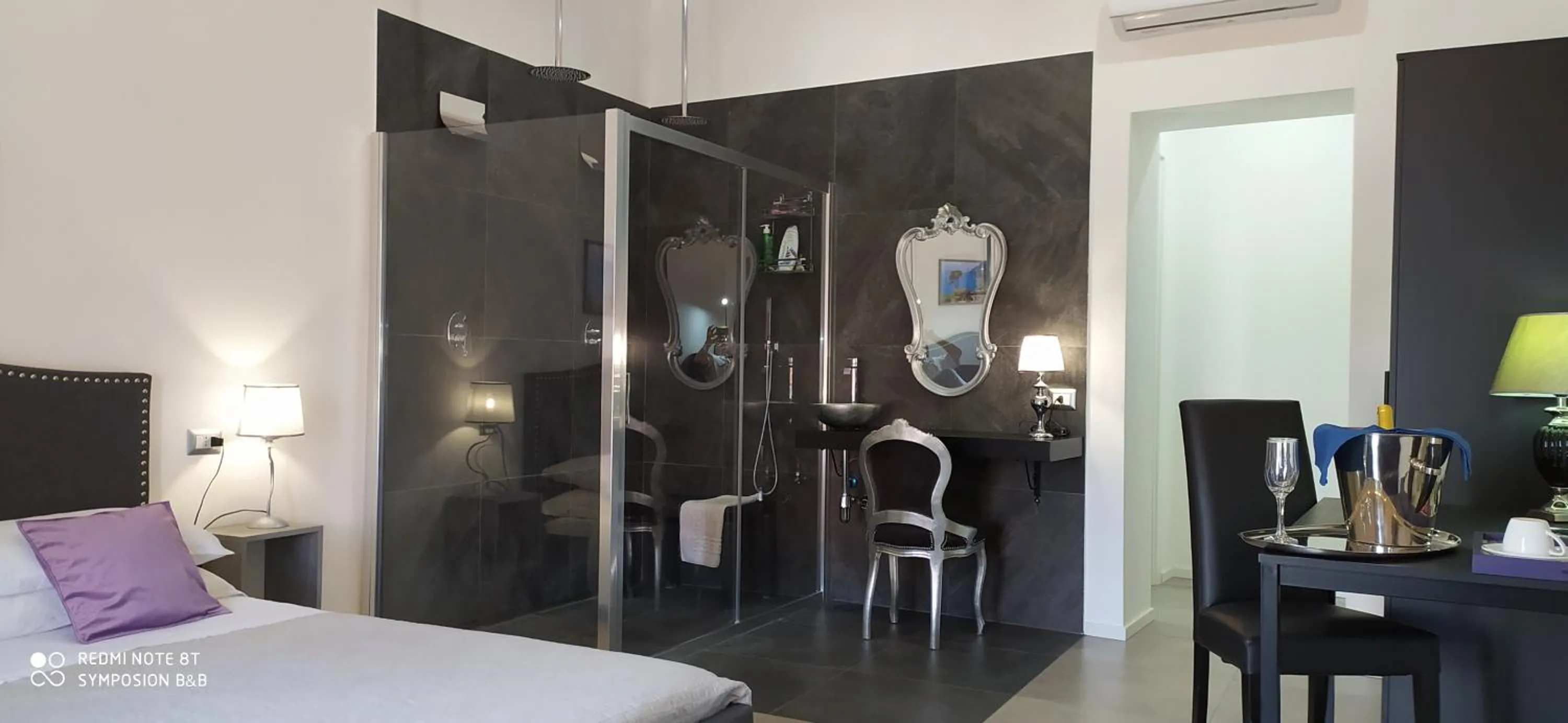 Photo of the whole room, Bed in Symposion B&B Apart