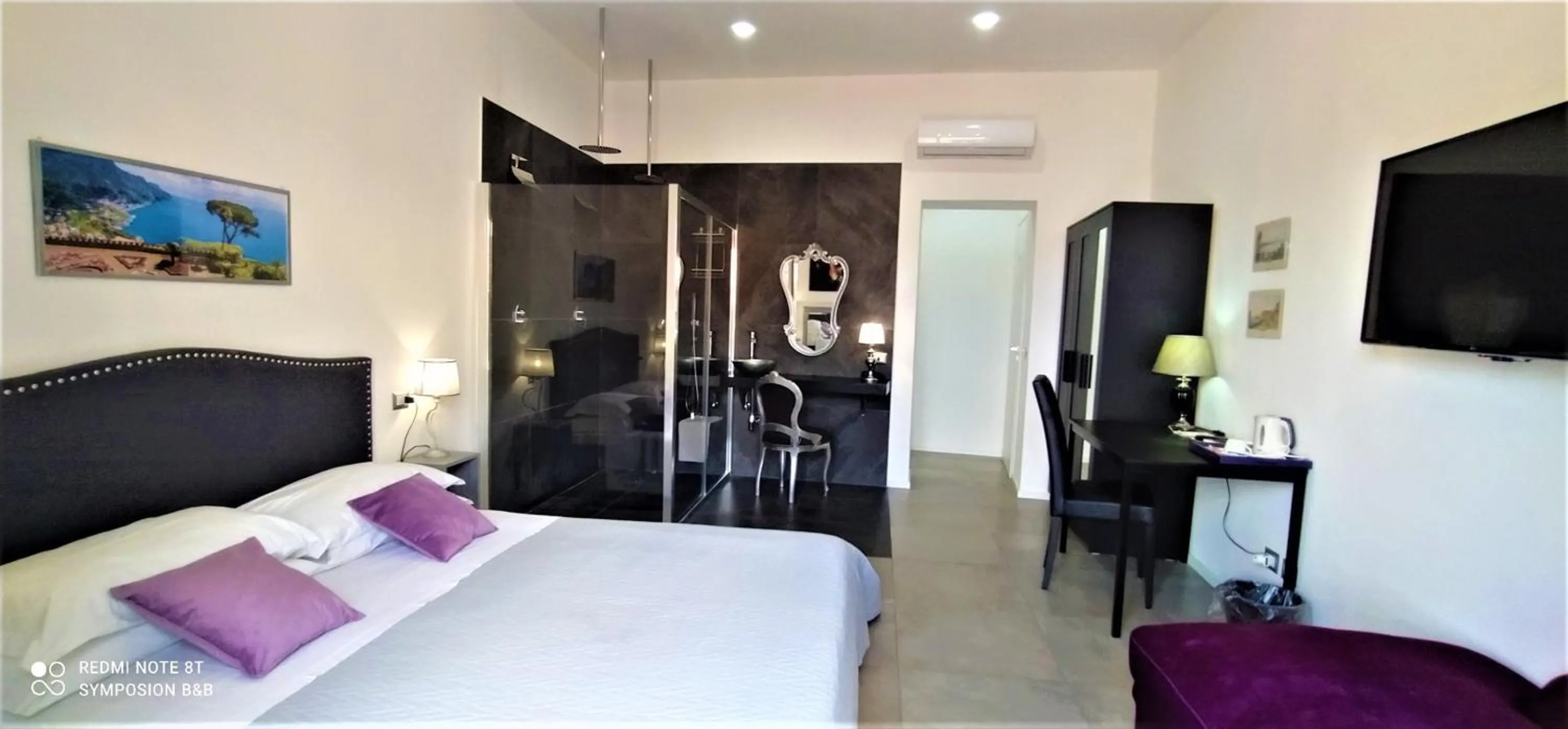 Photo of the whole room, Bed in Symposion B&B Apart