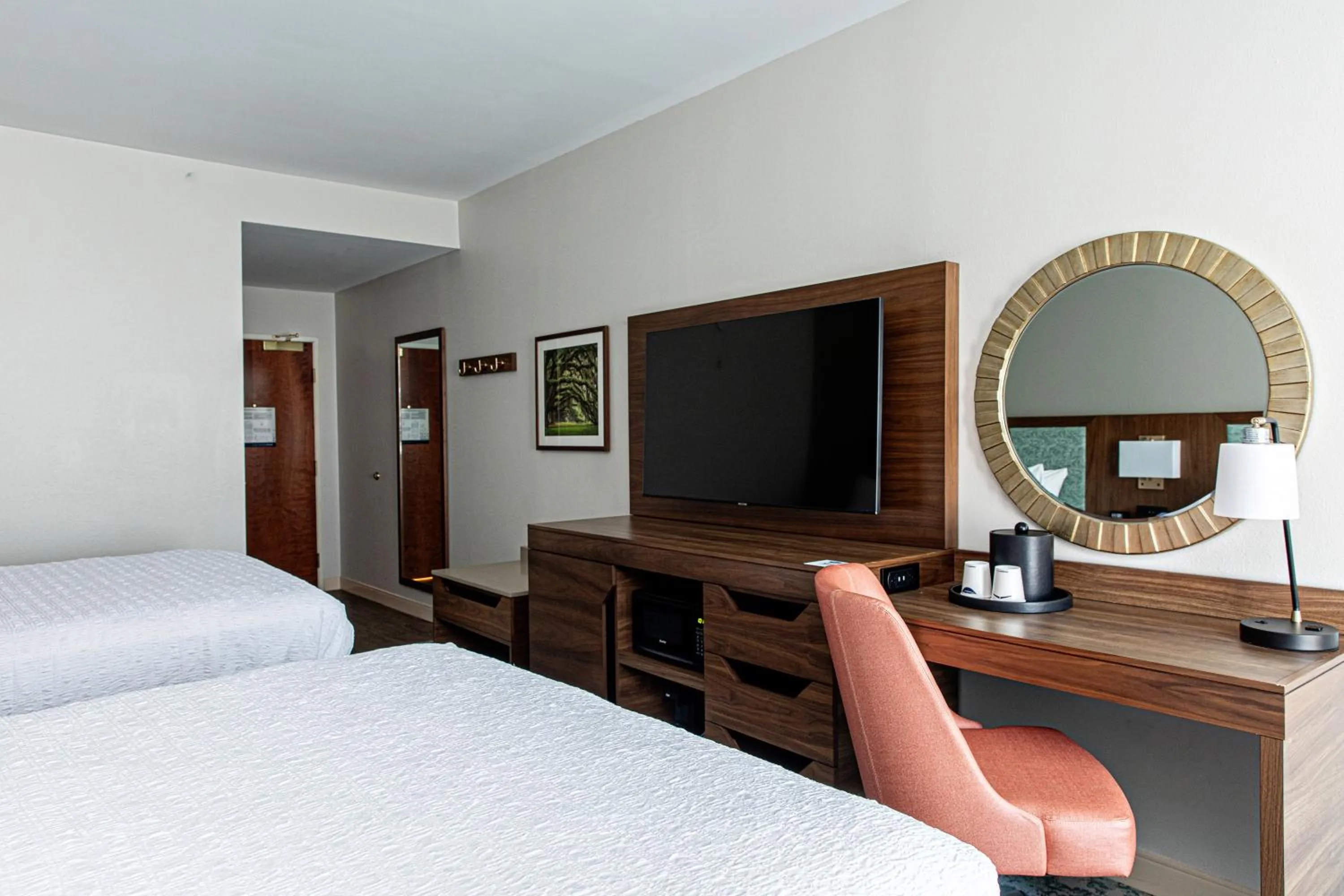 minibar, Bed in Hampton Inn & Suites Charleston-West Ashley