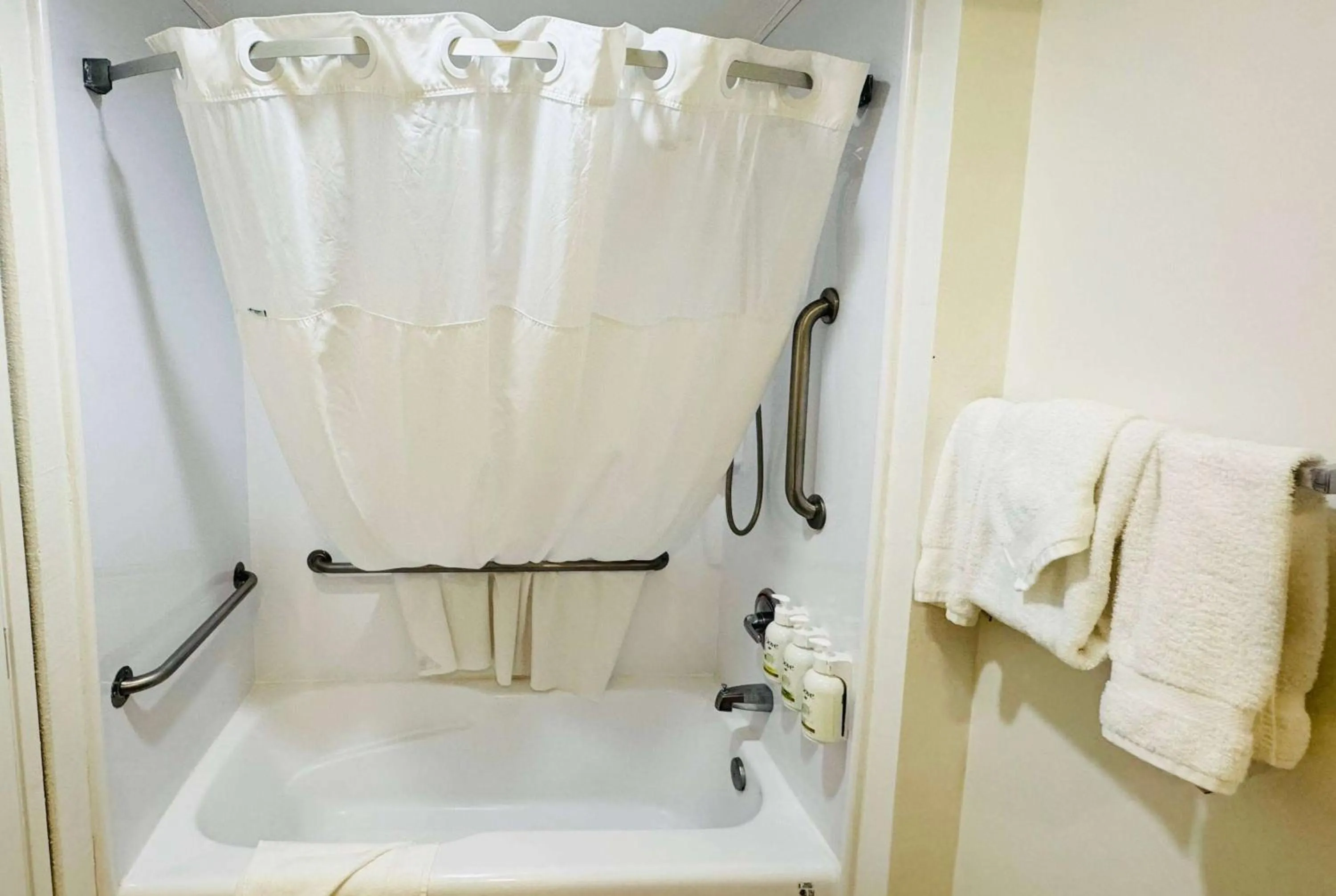 TV and multimedia in Ramada by Wyndham San Diego Airport