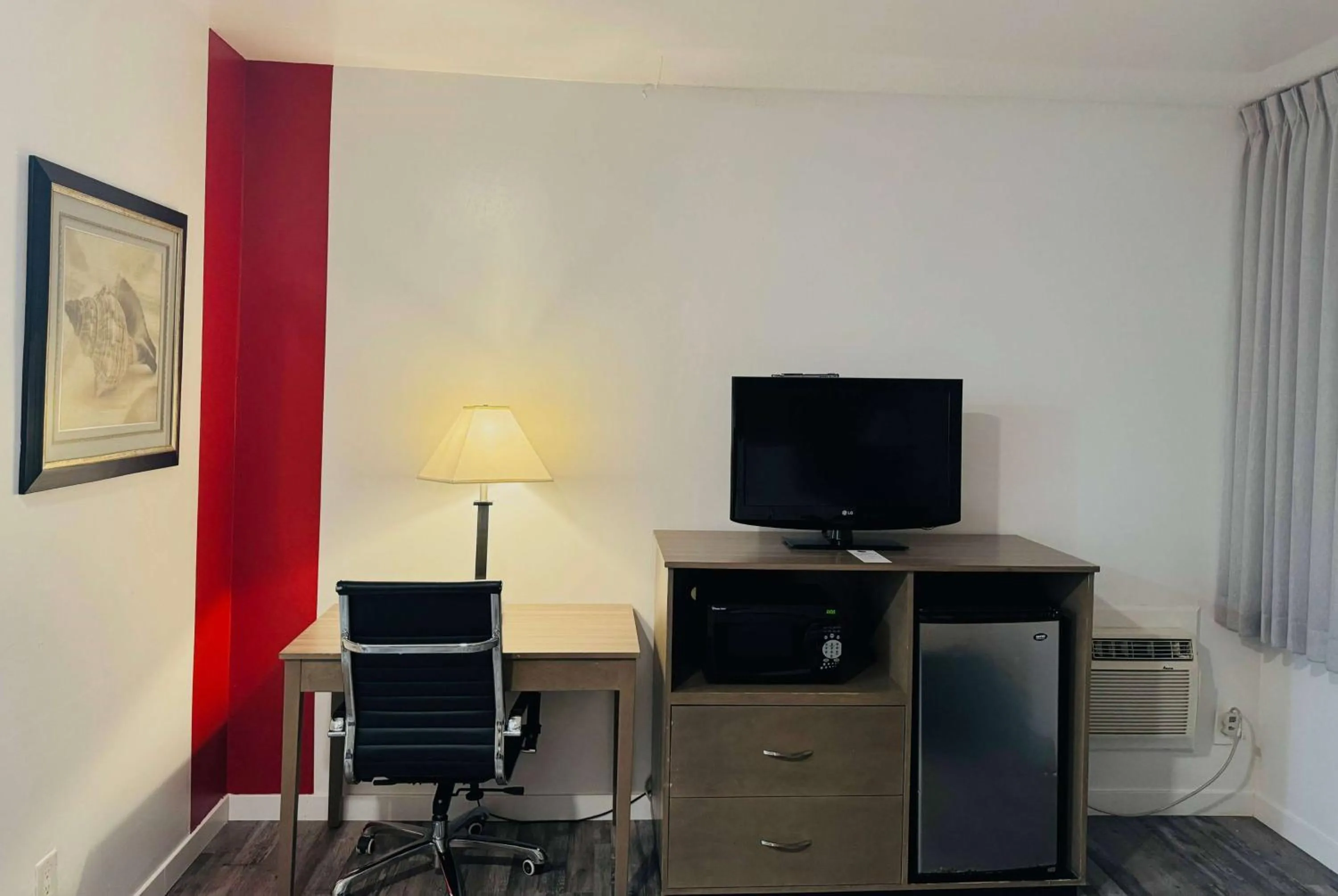 Photo of the whole room in Ramada by Wyndham San Diego Airport