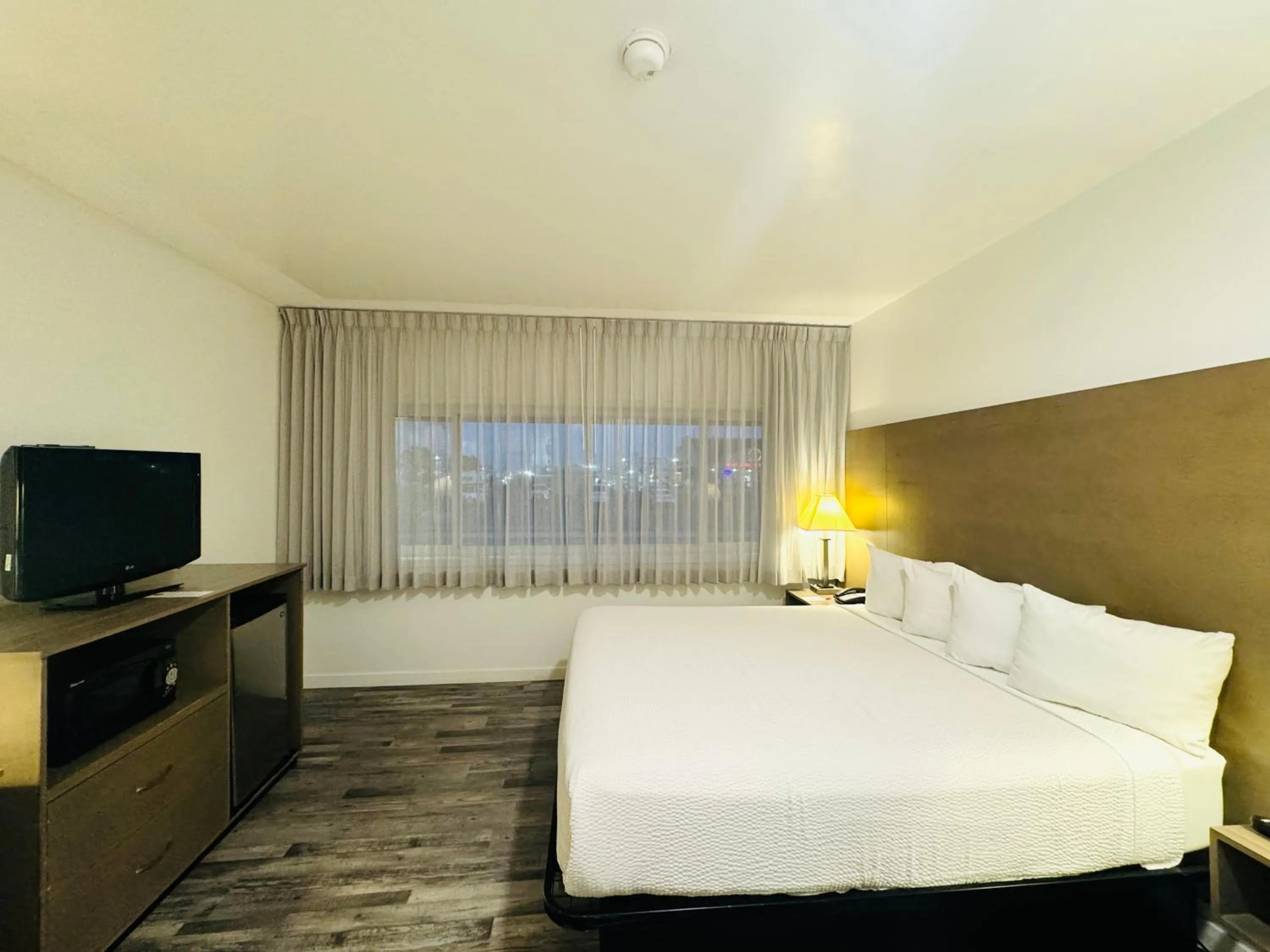 Bedroom, Bed in Ramada by Wyndham San Diego Airport