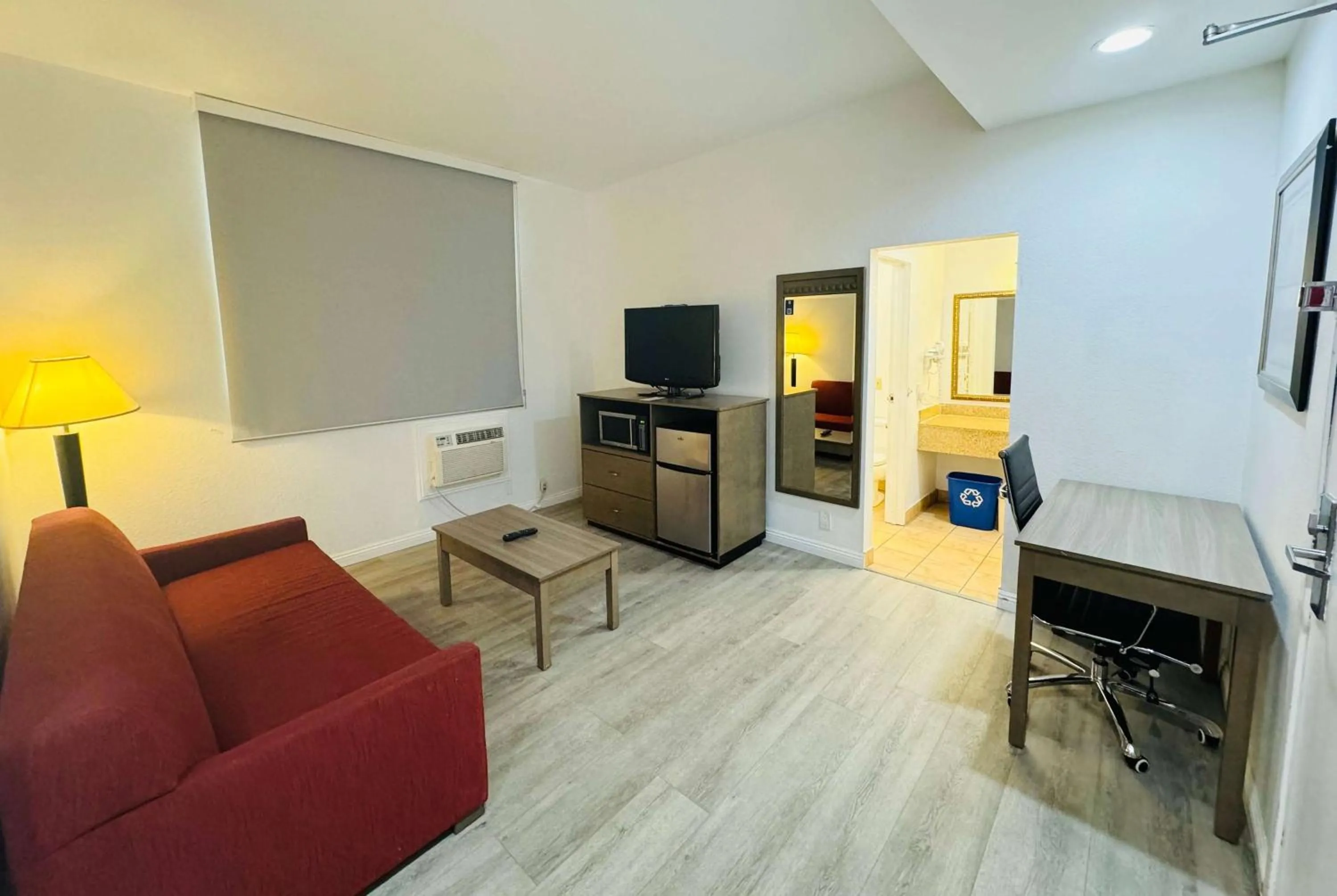 Photo of the whole room in Ramada by Wyndham San Diego Airport