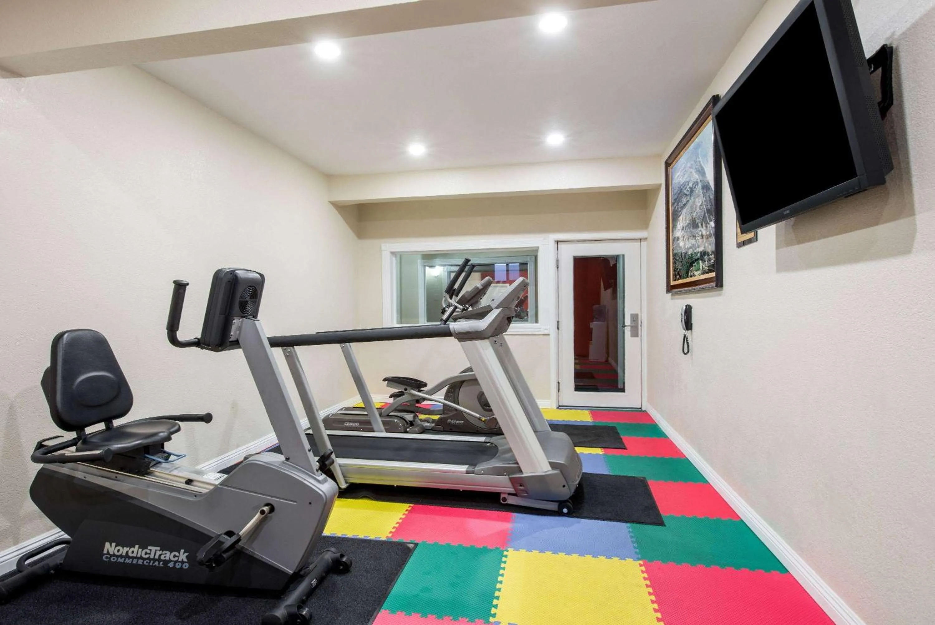 Fitness centre/facilities in Ramada by Wyndham San Diego Airport