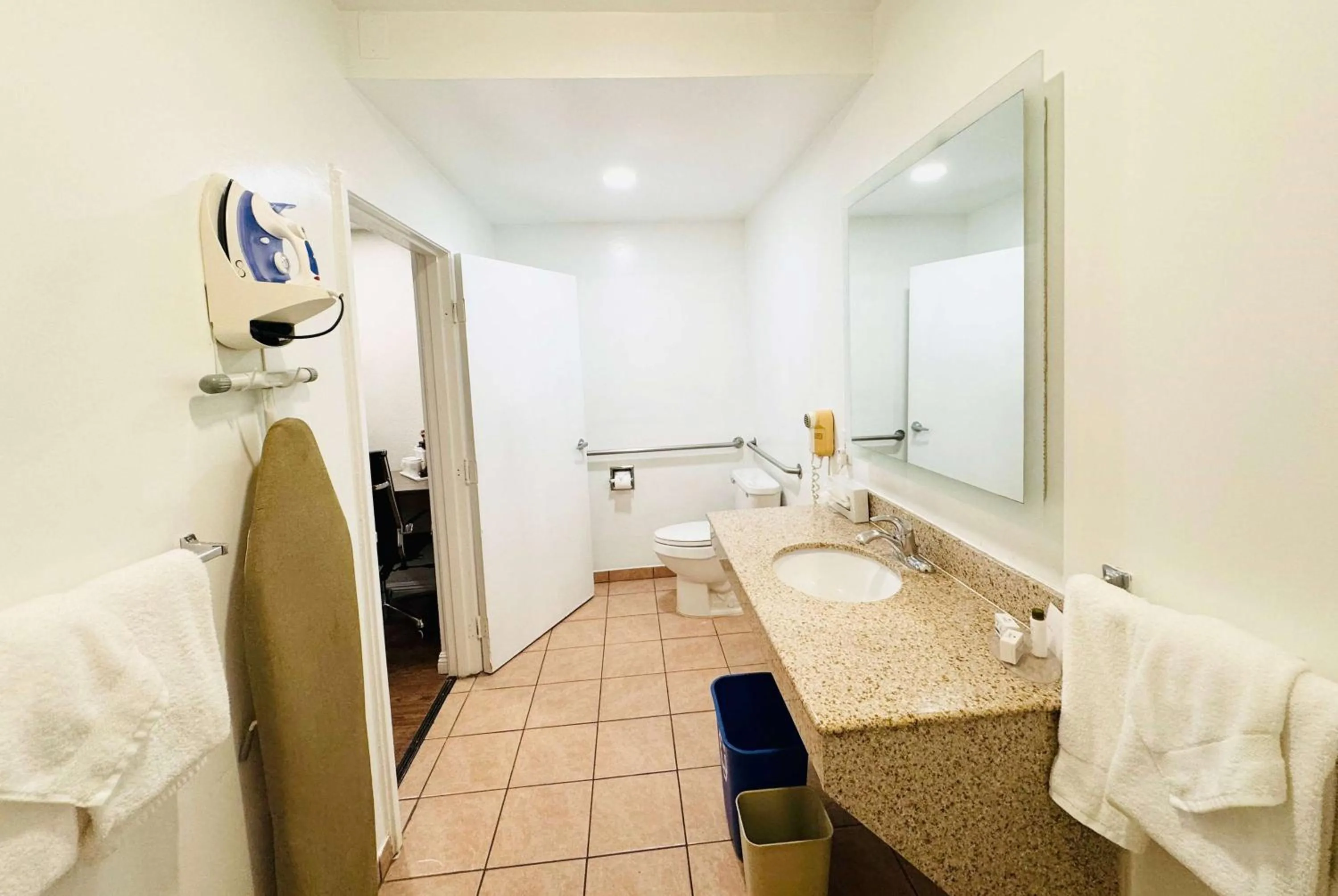 TV and multimedia in Ramada by Wyndham San Diego Airport