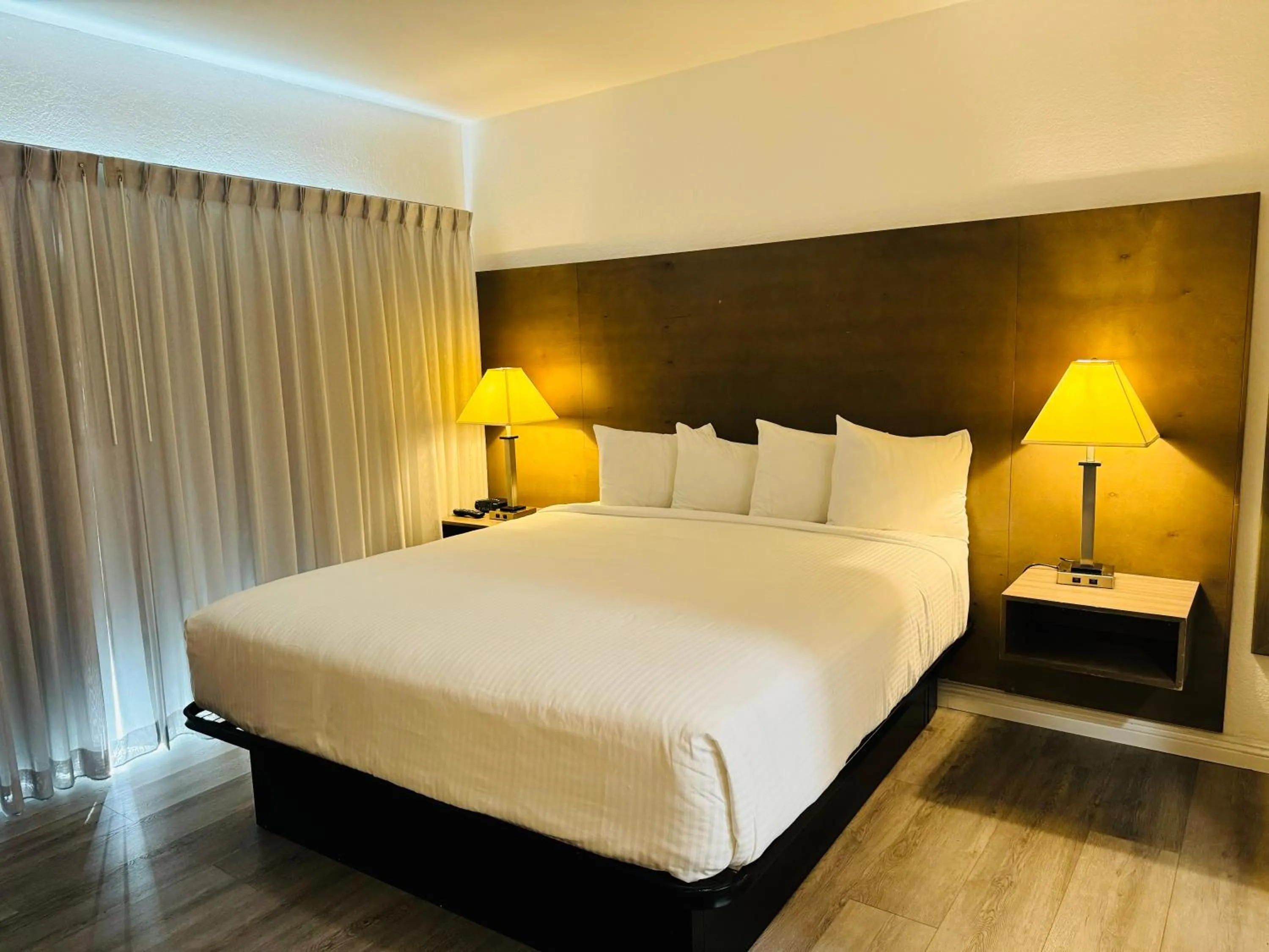 Bedroom, Bed in Ramada by Wyndham San Diego Airport