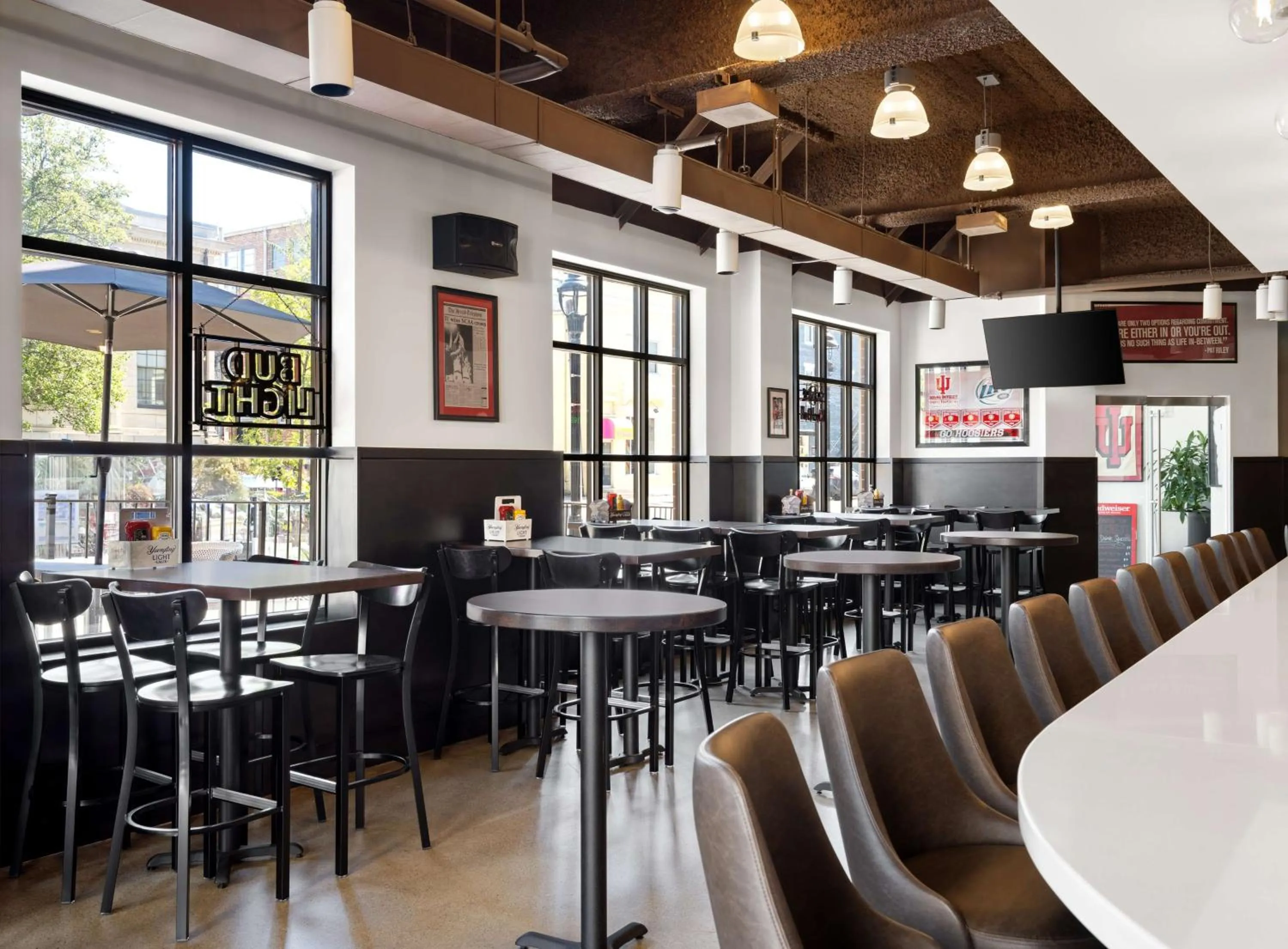 Lounge or bar in Hilton Garden Inn Bloomington