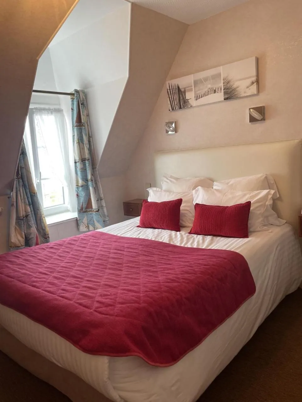 Bed in Hôtel de la Pointe du Grouin