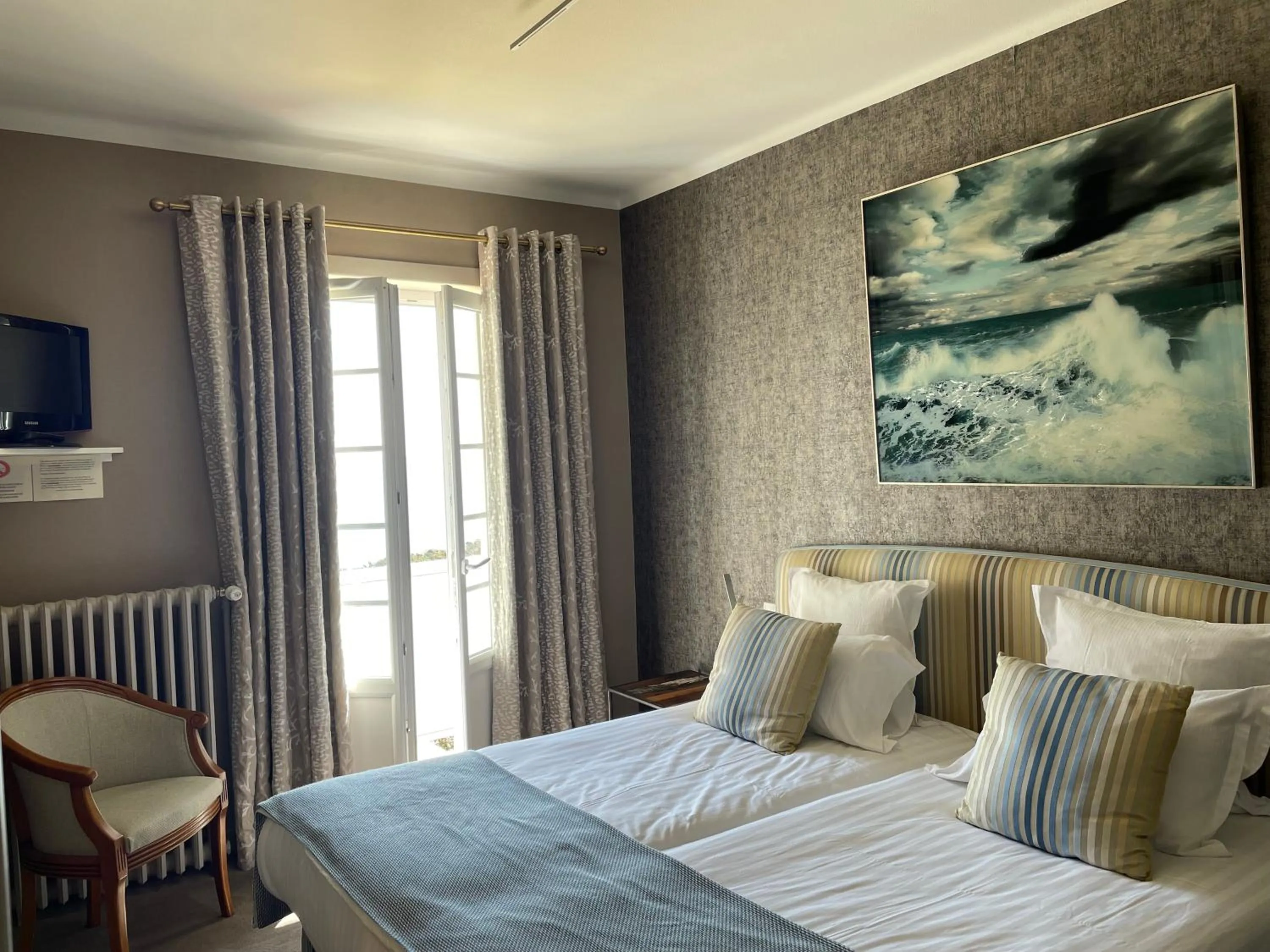 Bed in Hôtel de la Pointe du Grouin