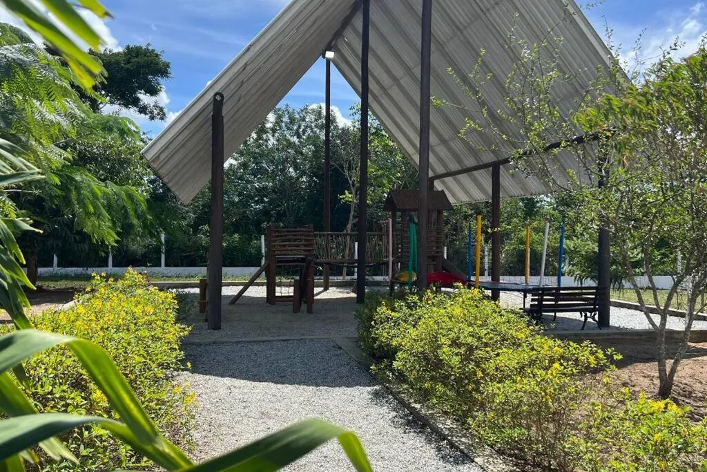 Children play ground in Casa Retrô Chique Bananeiras - Cond Yes Banana