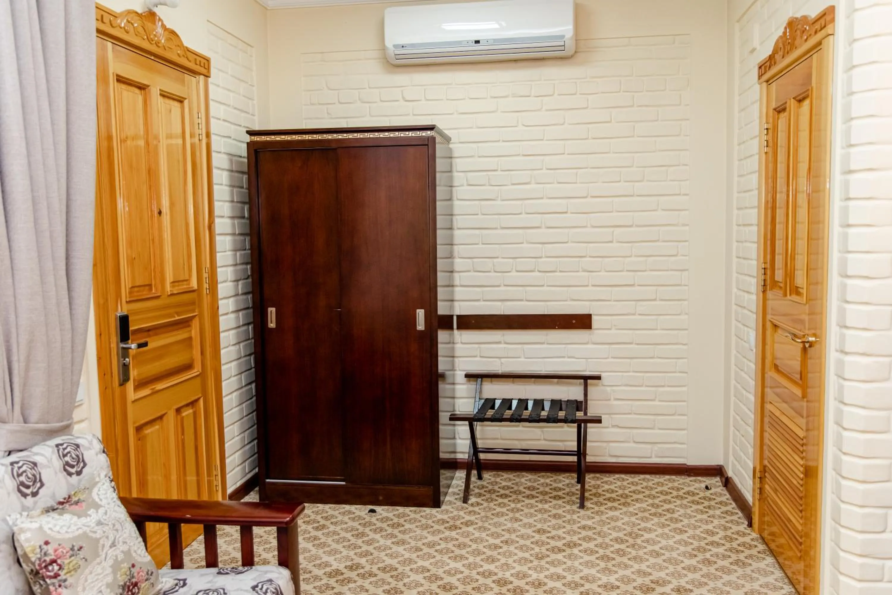 wardrobe in Hotel Grand Samarkand Superior - A