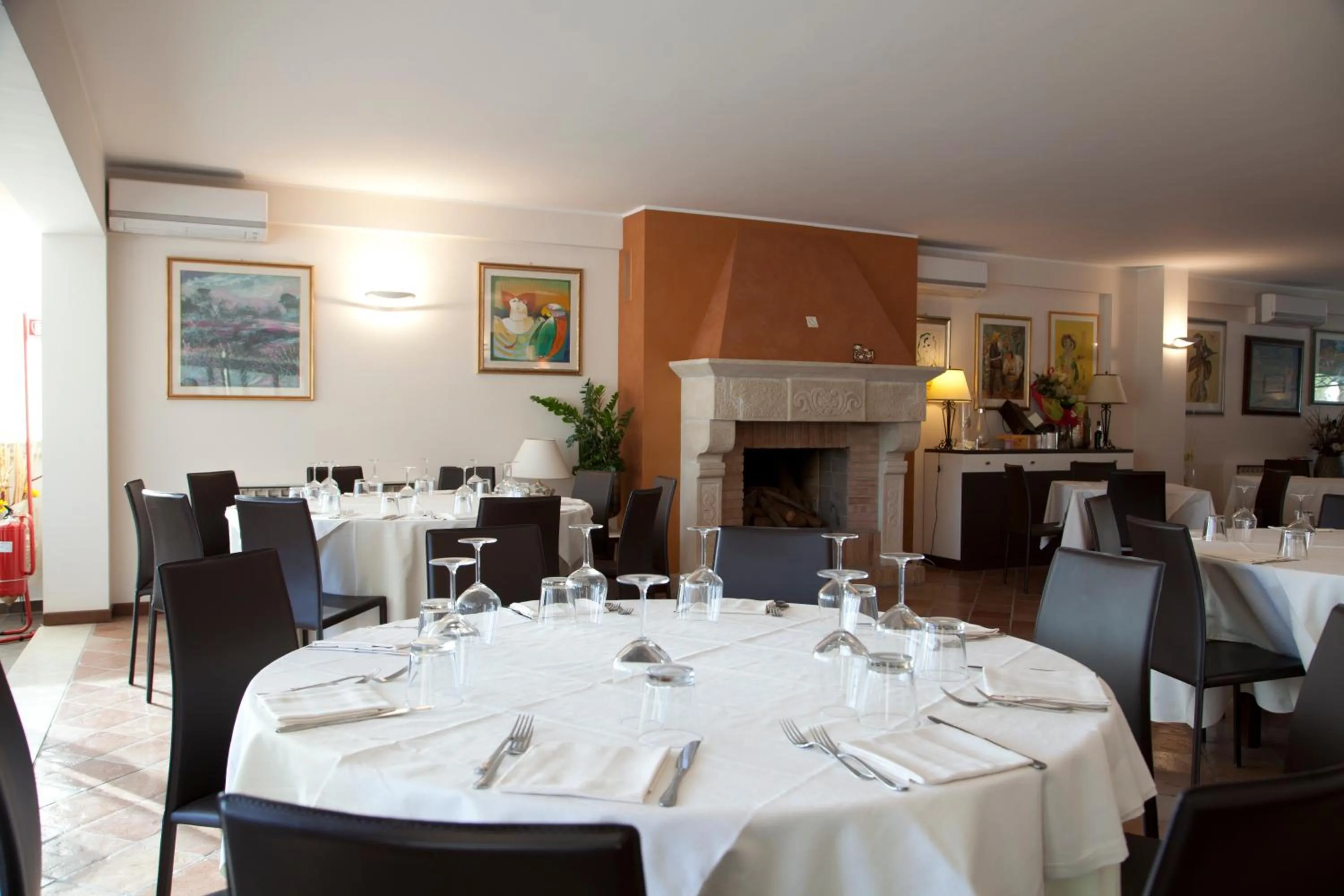 Restaurant/places to eat in Queen Hotel