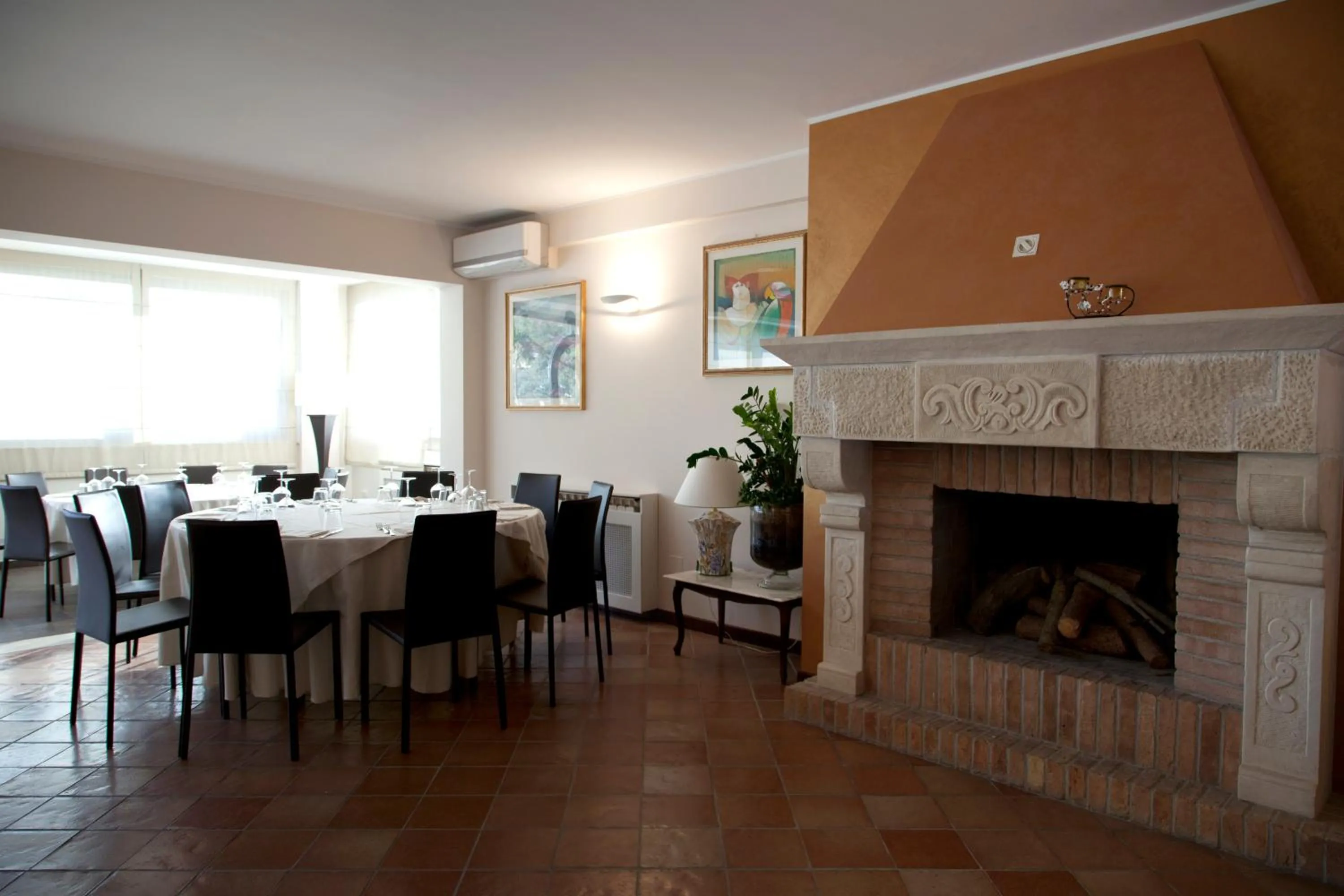 Restaurant/places to eat in Queen Hotel