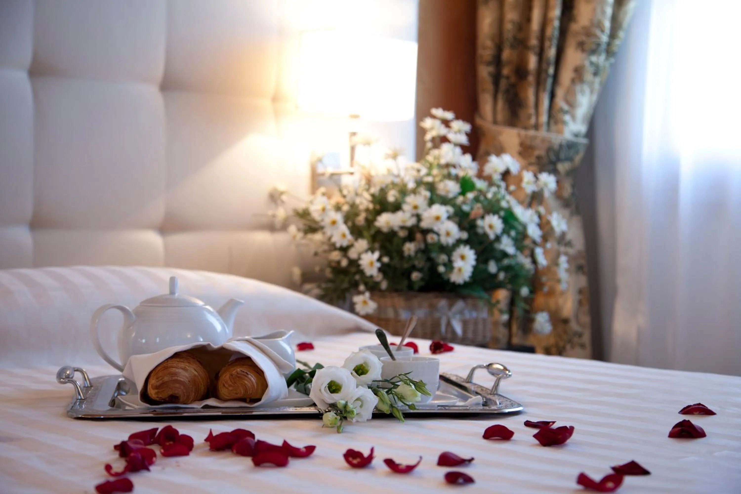 Italian breakfast, Bed in Queen Hotel