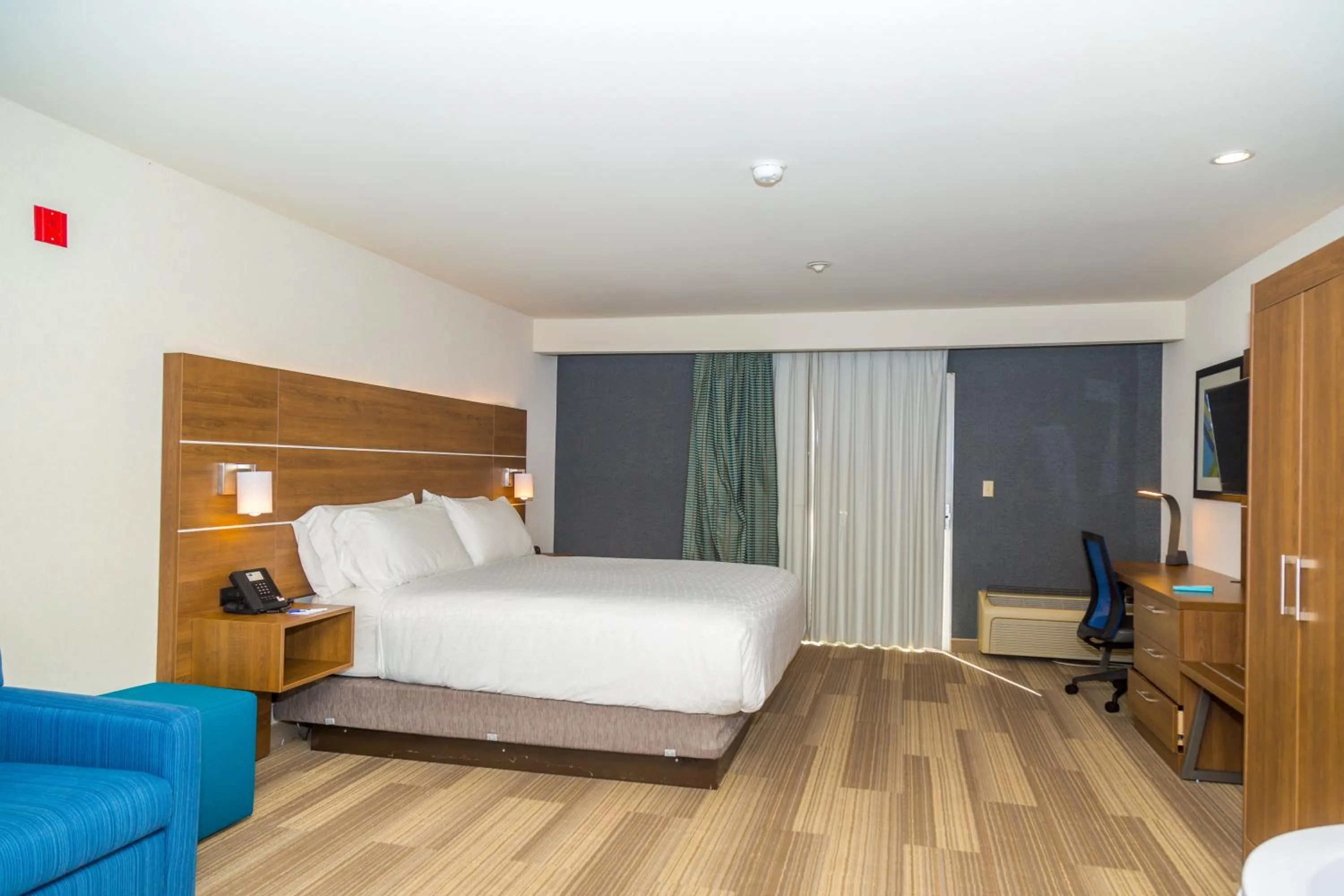 Bedroom, Bed in Holiday Inn Express San Diego Airport-Old Town by IHG