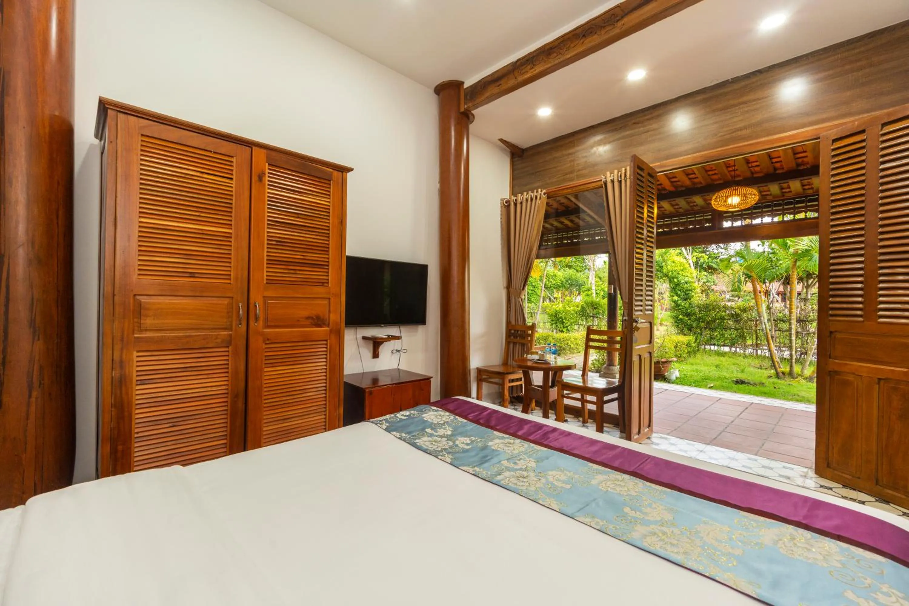 Bed in Maison Du VietNam Resort & Spa