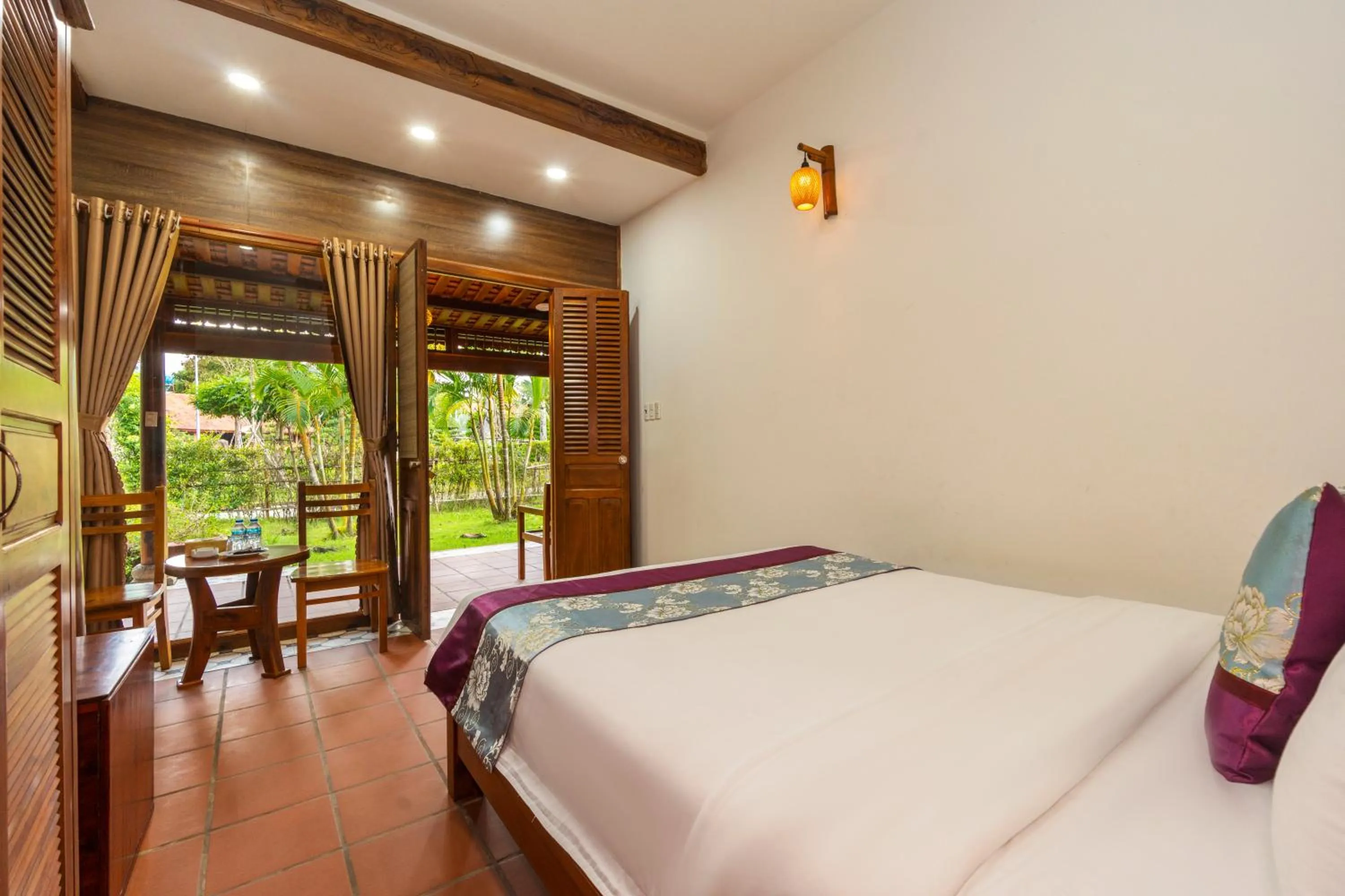 Bed in Maison Du VietNam Resort & Spa