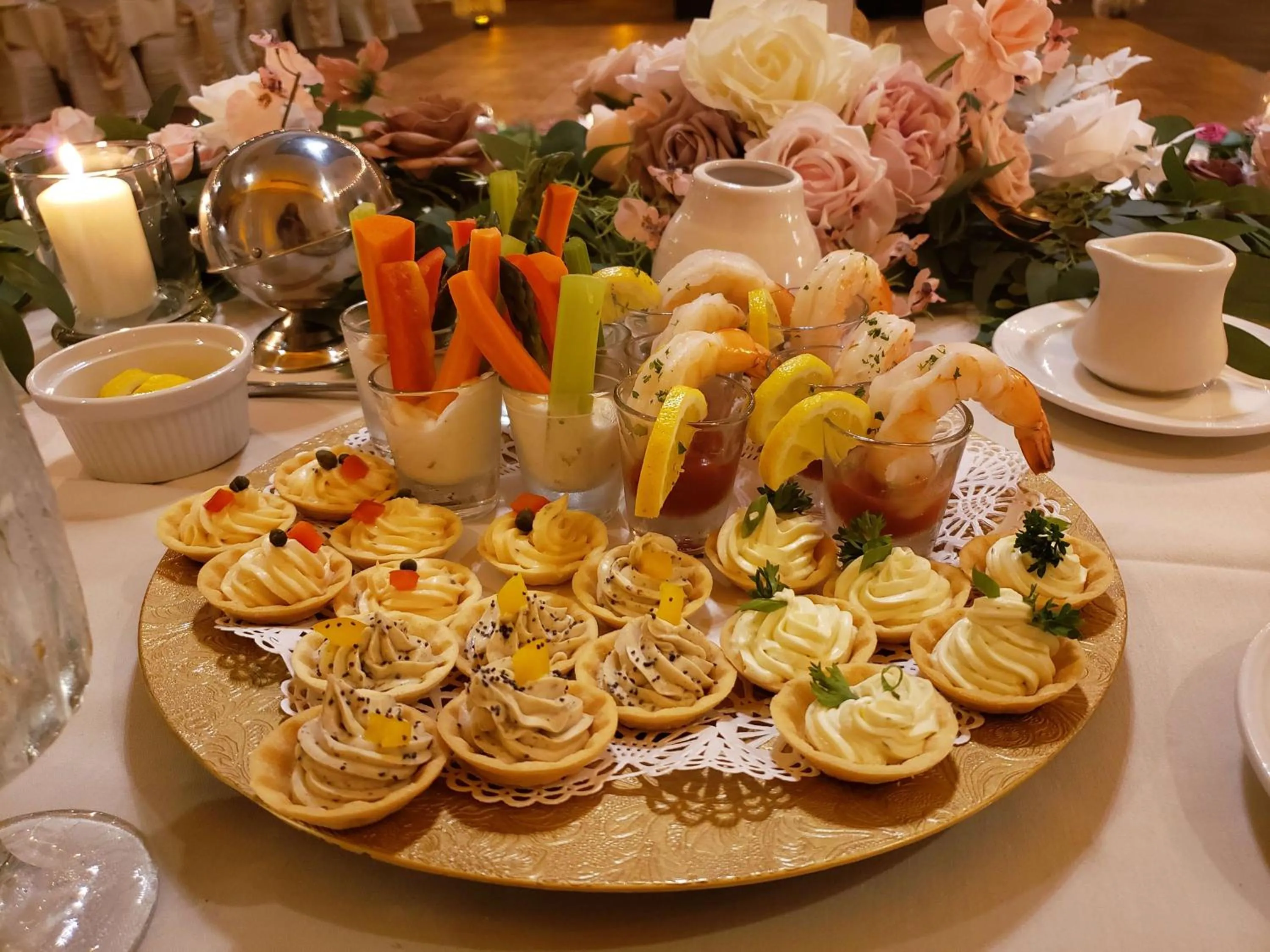 Dining area in DoubleTree by Hilton Bloomington