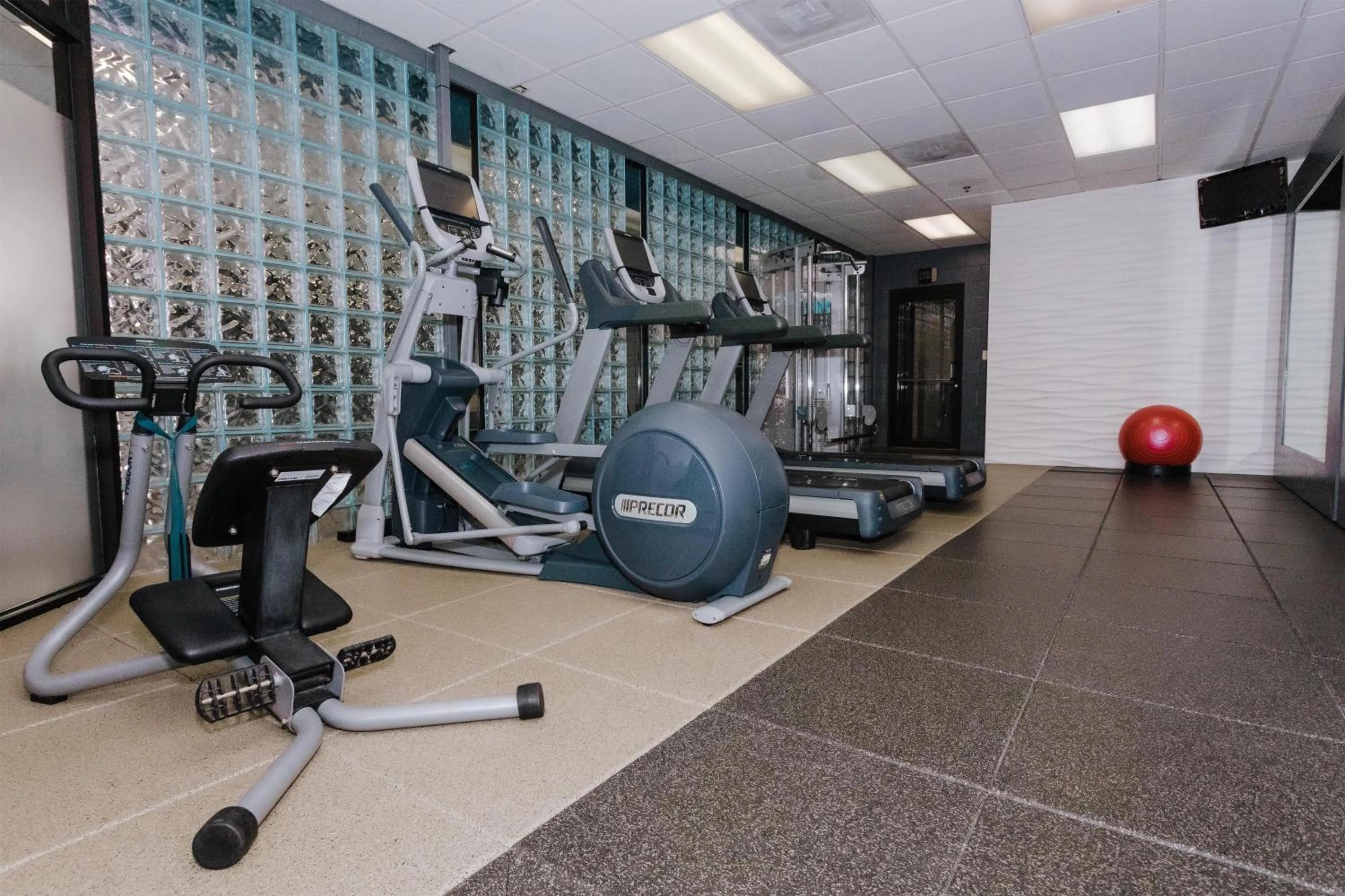 Fitness centre/facilities in DoubleTree by Hilton Bloomington