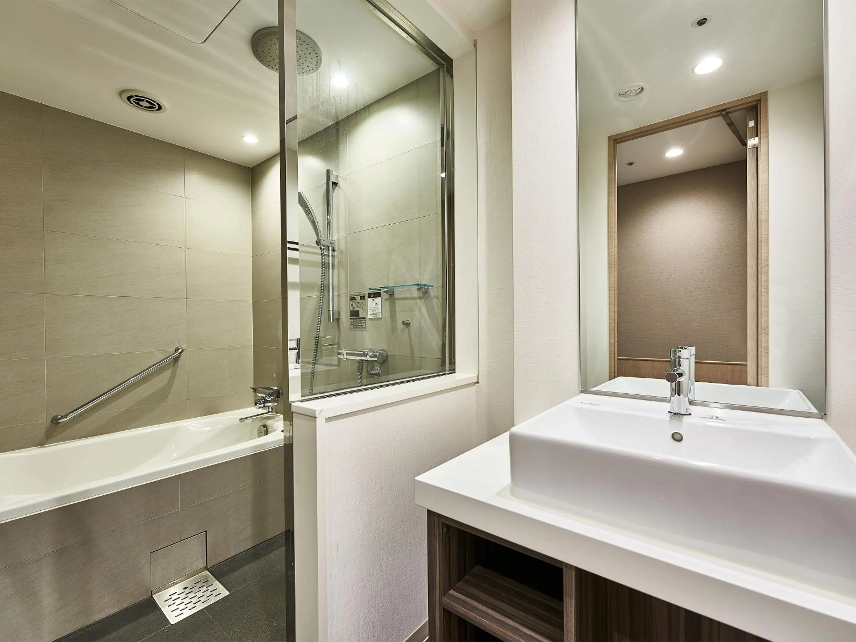 Shower in DEL style Osaka-Shinsaibashi by Daiwa Roynet Hotel