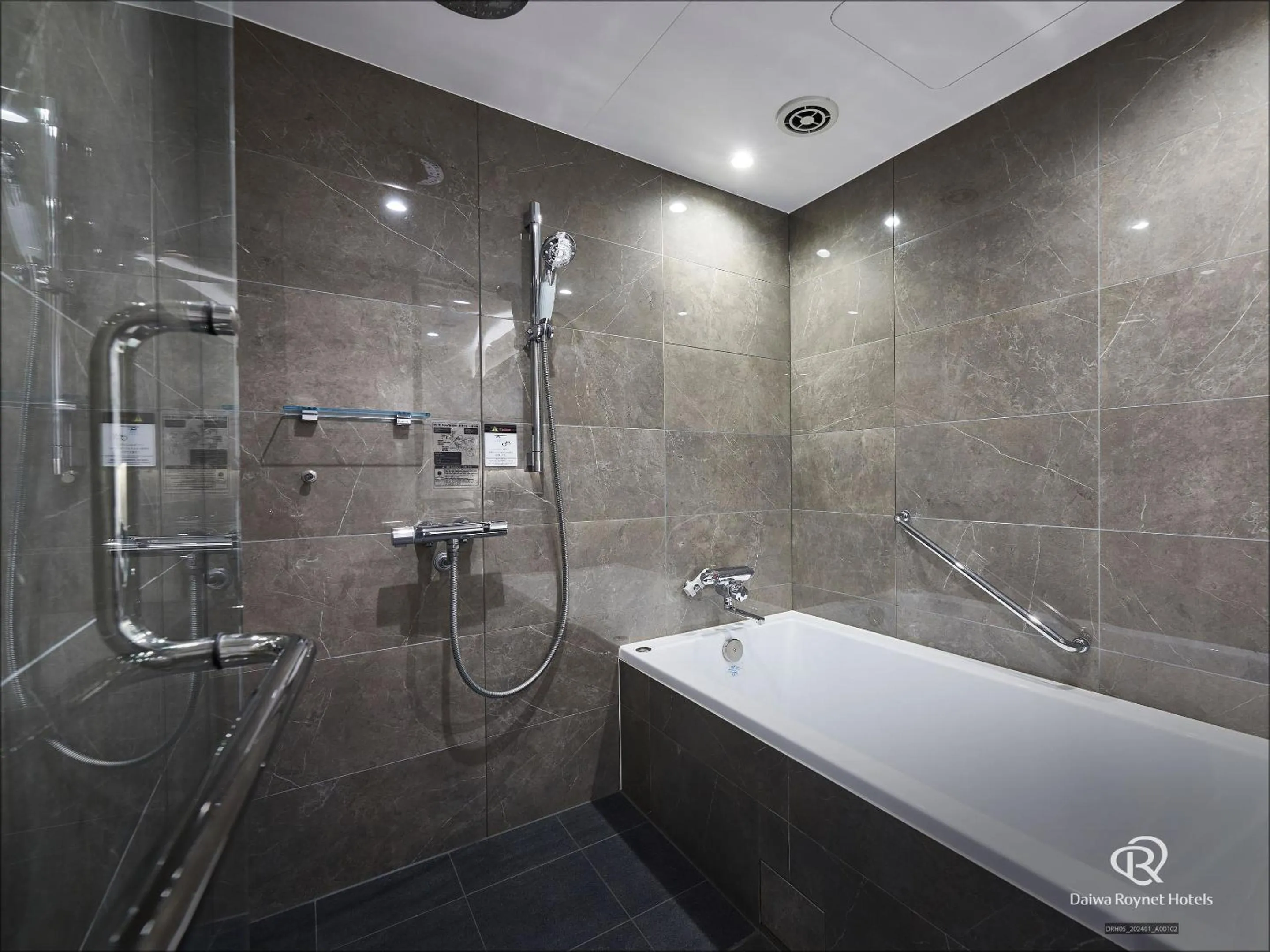 Shower in DEL style Osaka-Shinsaibashi by Daiwa Roynet Hotel