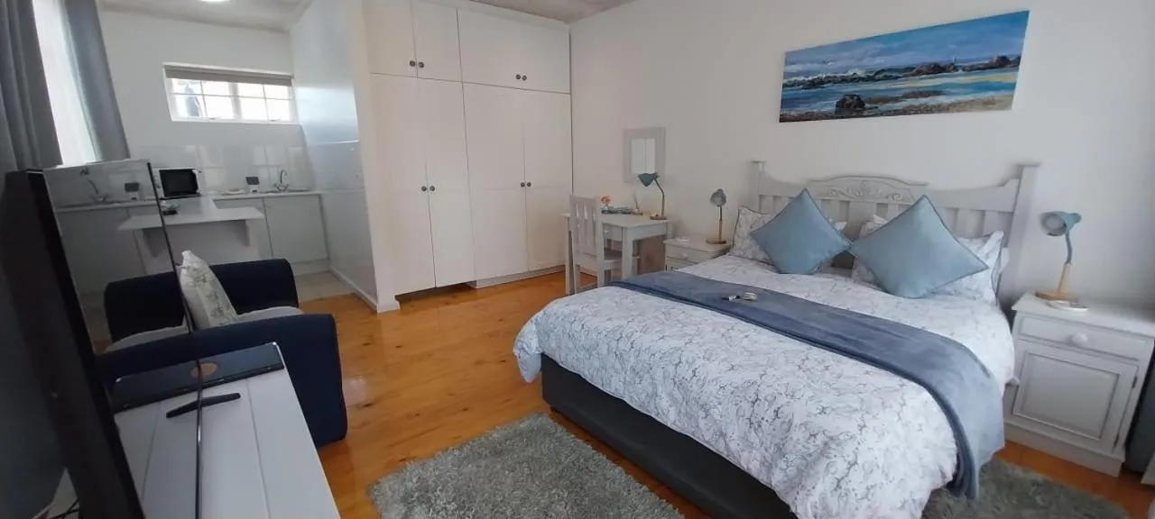 Bedroom, Bed in On the Bay