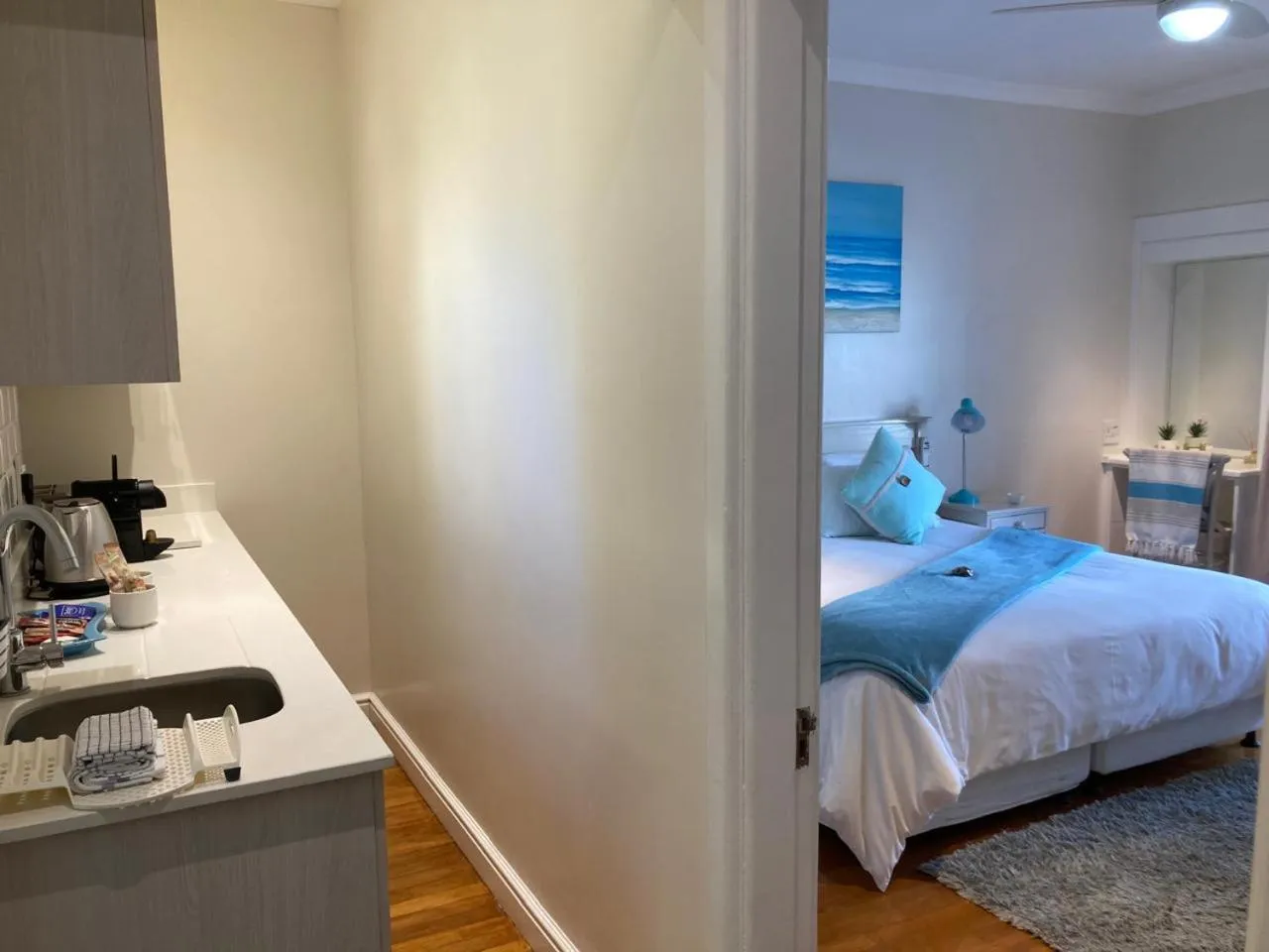 Kitchen or kitchenette, Bed in On the Bay