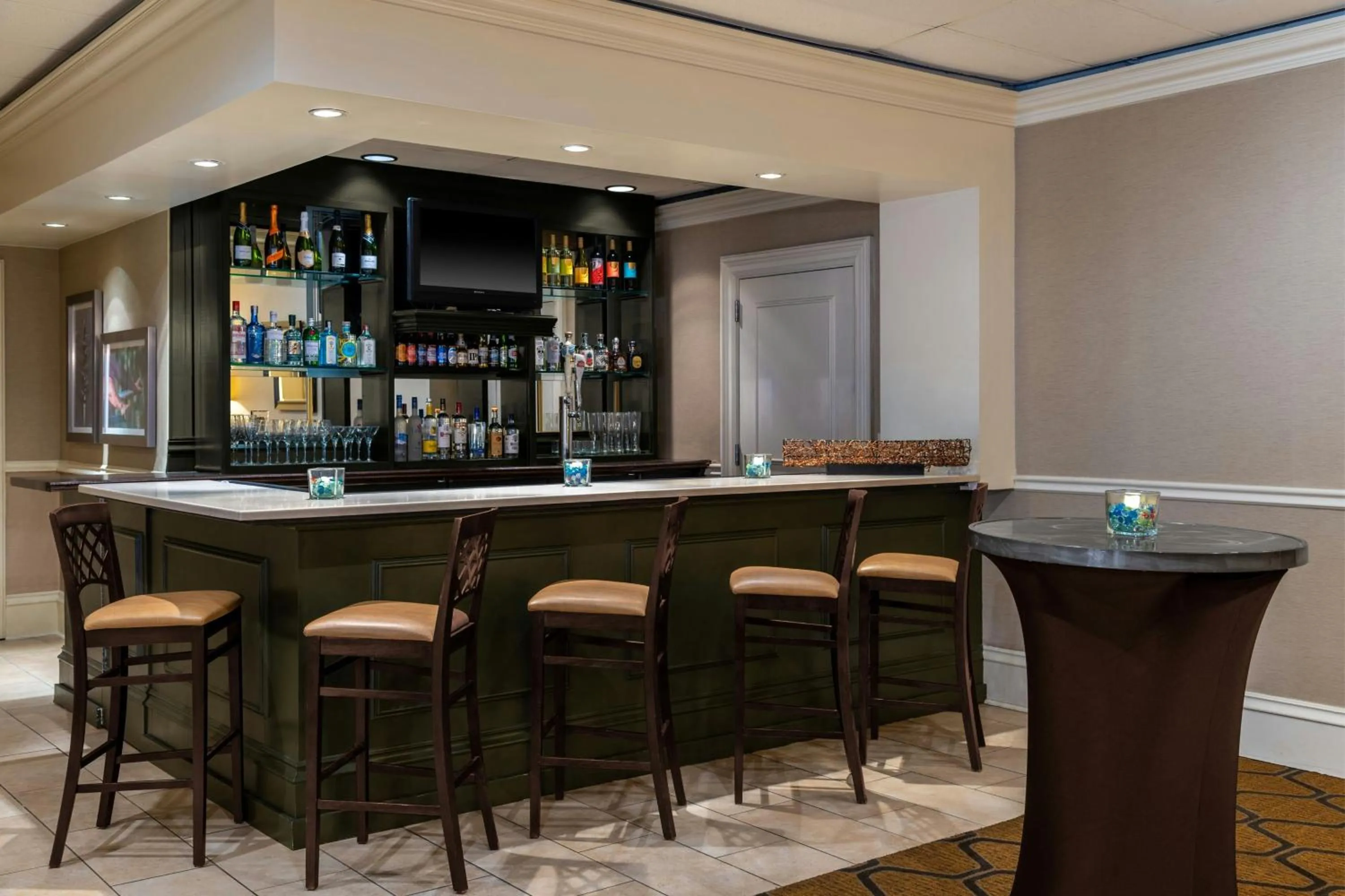 Lounge or bar in The Capital Suites Hotel