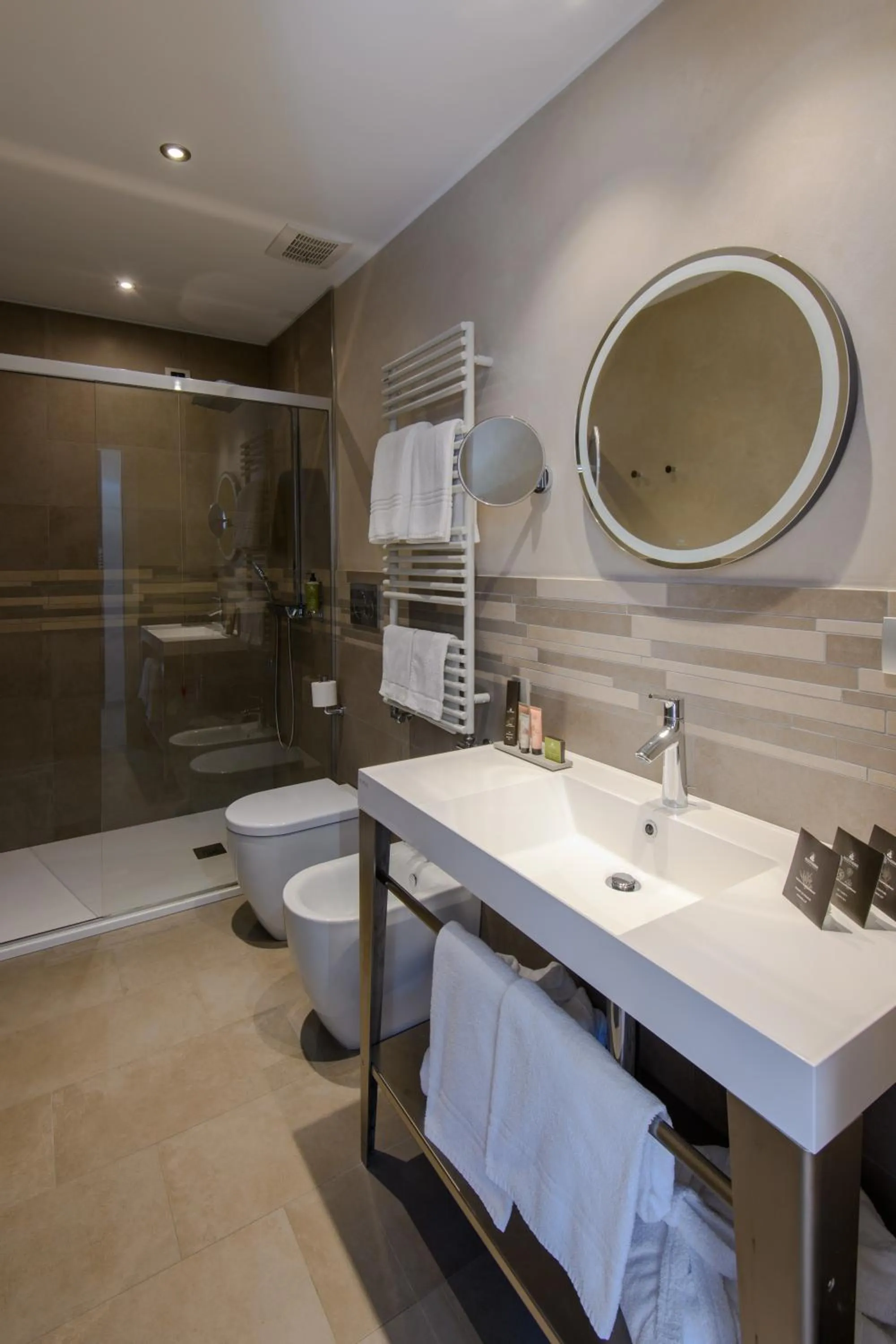 Bathroom in Hotel & Apartments Sasso