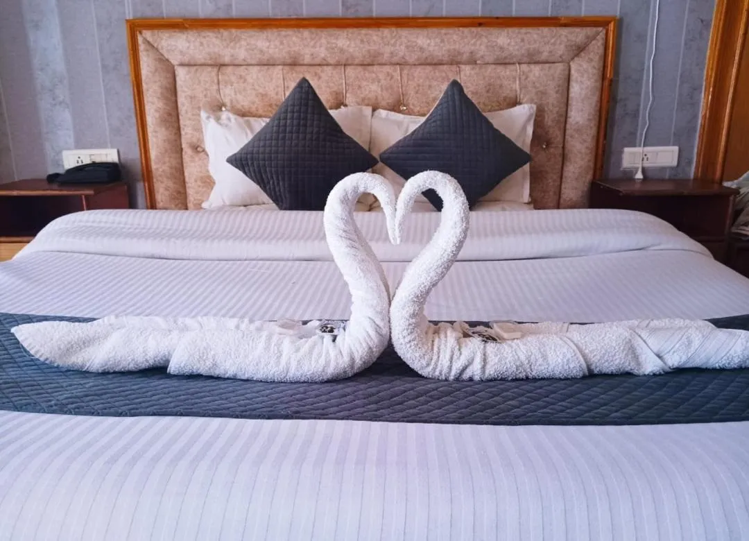 Bed in Hotel Hilltop At Mall Road Manali With Open Terrace