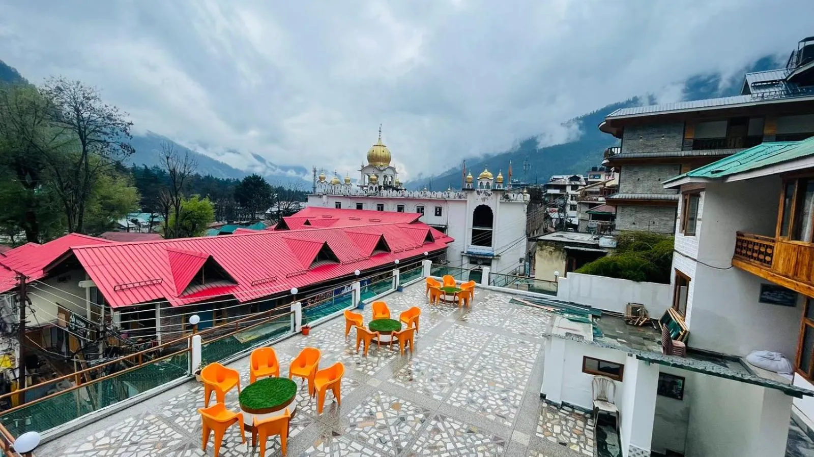 Property building in Hotel Hilltop At Mall Road Manali With Open Terrace