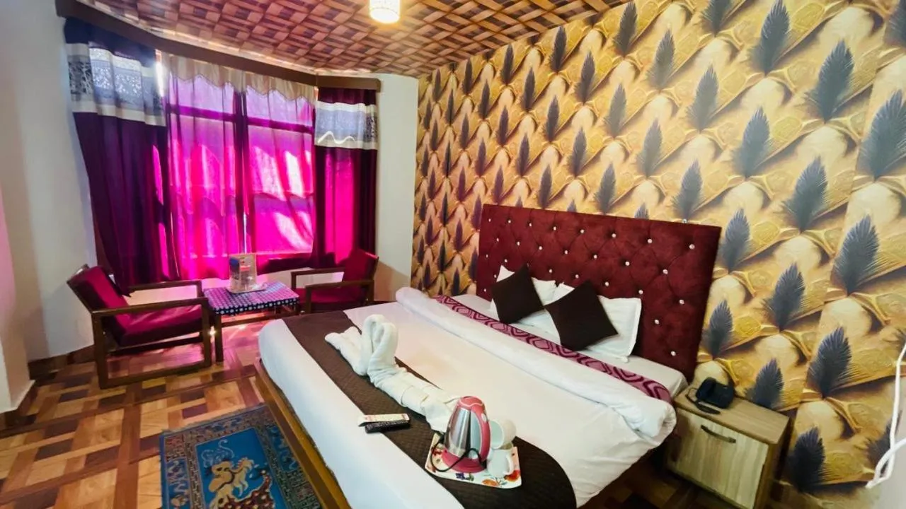 Bed in Hotel Hilltop At Mall Road Manali With Open Terrace