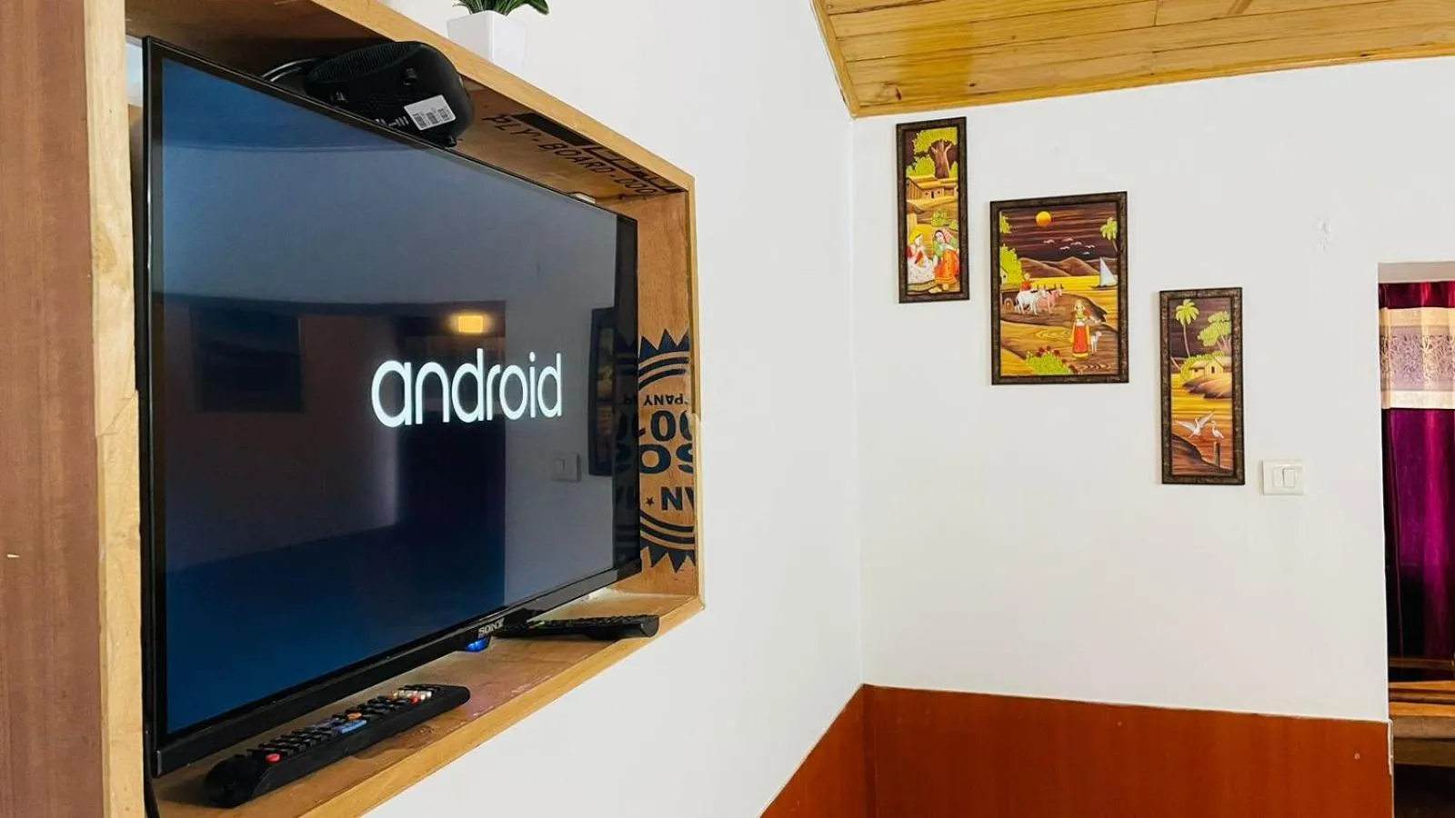 Communal lounge/ TV room in Hotel Hilltop At Mall Road Manali With Open Terrace